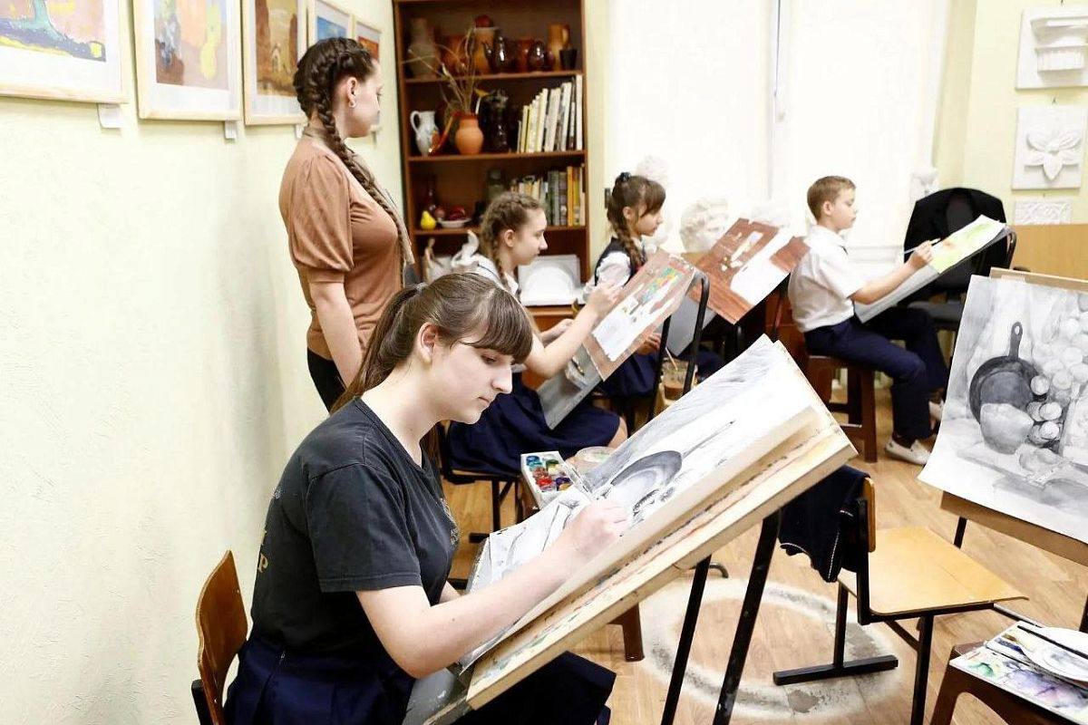 За 10 лет в Краснодарском крае отремонтировали 15 детских школ искусств. Это стало возможным благодаря инициативам Вениамина Кондратьева. По количеству детских школ искусств Кубань занимает второе место среди регионов России – в крае 178 таких учреждений культуры. В них обучаются более 80 тысяч детей и подростков. Так, на протяжении последних девяти лет Кубань входит в тройку регионов-лидеров по численности учащихся детских школ искусств, уступая только Москве и Московской области. В 2024 году на Кубани увеличилось количество студенческих и школьных ансамблей – теперь их 1,3 тысячи. Творческую молодежь активно поддерживают. Например, одаренным учащимся и студентам выплачивают премию в размере 15 тысяч рублей. Кубанские Новости