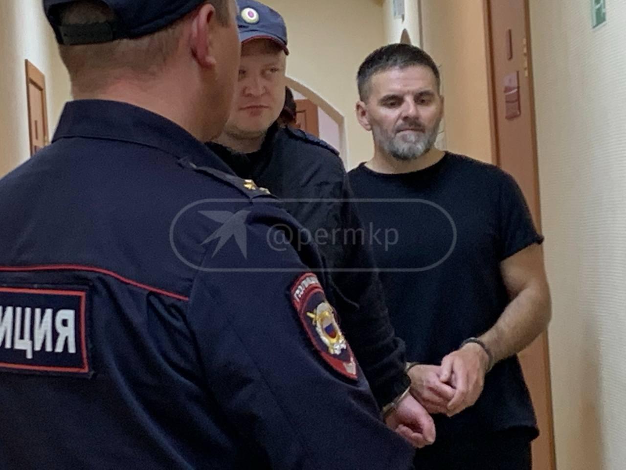 Схватил за волосы и заставил смотреть в Перми на двух школьниц напал сексуальный маньяк Это произошло 20 сентября в Орджоникидзевском районе Из кустов на экотропе в Черняховском квартале выскочил полуголый мужчина с балаклавой на голове Одна школьница смогла убежать а ее подругу извращенец схватил за волосы и начал мастурбировать у нее на глазах Девочка не растерялась и со всей силы ударила мужчину кулаком Она не видела куда именно пришелся удар но маньяк ослабил хватку и она смогла убежать Следователи и полицейские понимали что нападавший скорее всего их старый знакомый рецидивист серийщик Константин Тарасов который на протяжении 20 лет с 2006 года охотился и совершал нападения на женщин в Мотовилихинском и Орджоникидзевском районах Он вышел из тюрьмы в сентябре 2024 а в мае 2025 года снова принялся за старое Он напал на женщину но резких движений не совершал а лишь напугал потерпевшую она убежала И вот 20 сентября насильник вновь совершил преступление По информации источника КП Пермь от удара девочки у мужчины потекла кровь и капли попали на одежду потерпевшей Экспертиза показала что кровь принадлежит Тарасову Насильника задержали и 1 октября возбудили уголовное дело Сам задержанный отказывается давать какие либо показания   Подпишись на КП Пермь Мы в Max