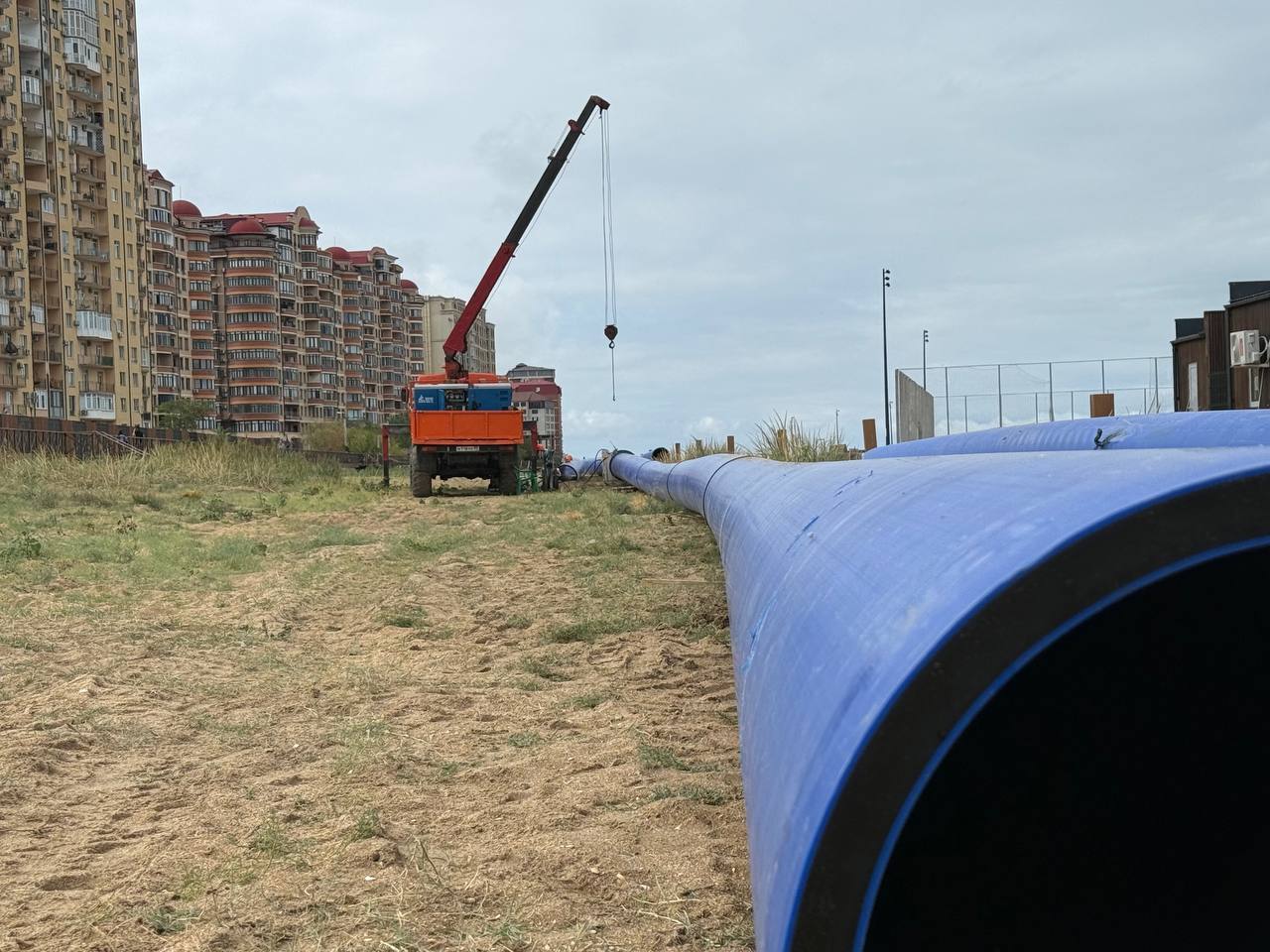 Дагестан в числе регионов лидеров по вводу в строй коммунальных объектов Об этом сообщает пресс служба правительства РФ В составе стартовавшего в этом году по поручению президента национального проекта Инфраструктура для жизни реализуется федеральный проект Модернизация коммунальной инфраструктуры Также в регионах продолжается работа по ранее разработанным инструментам обновления ЖКХ Это две программы с участием финансовой поддержки из федерального бюджета и еще одна с привлечением льготных займов из Фонда национального благосостояния В основном по ним прокладывают и обновляют коммунальные сети также ведется строительство и модернизация площадных объектов например котельных очистных сооружений центральных тепловых пунктов отметил заместитель председателя правительства Марат Хуснуллин По его словам в целом в России на сегодняшний день введено в эксплуатацию 4 2 тыс км инженерных сетей включая 2 тыс км сетей водоснабжения 1 7 тыс км теплоснабжения и 441 6 км водоотведения Кроме того ввели 481 площадной объект 367 из них относятся к сфере теплоснабжения В Северо Кавказском федеральном округе обновили 392 4 км инженерных сетей