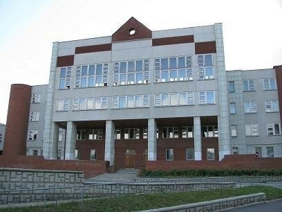 В Новоуральске школьники, издеваясь над одноклассником, затолкали ему в рот носок. Всё произошло в школе №40 на перемене перед уроком физкультуры. Группа подростков скрутила мальчика и записала это на видео, которое затем распространили в соцсетях. Сейчас делом занимается полиция, видео дошло и до них. Подписаться Новости Екатеринбурга