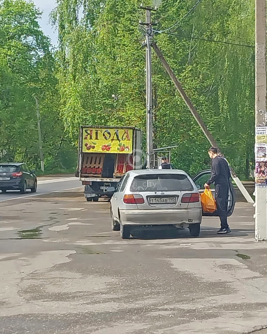 На дорогах Одинцовского округа участились случаи несанкционированной продажи продуктов прямо из машин Об очередном случае рассказала подписчица "Типичное Одинцово": "На нашей трассе Николина Гора-Звенигород включая село Саввинская Слобода появились такие машины. Несанкционированная торговля ведётся, в основном, на обочине дорог. Продаются фрукты, ягоды, не подлежащие термической обработке. Нет ни документов, ни кассового аппарата. Машины далеко не автолавки. Понятно, что дезинфекцию транспортные средства не проходят тоже. Неизвестно, есть ли медицинские книжки у водителей. Надеемся, что администрация Одинцовского поселения обратит на это внимание и примет меры, пока не начали травиться люди".