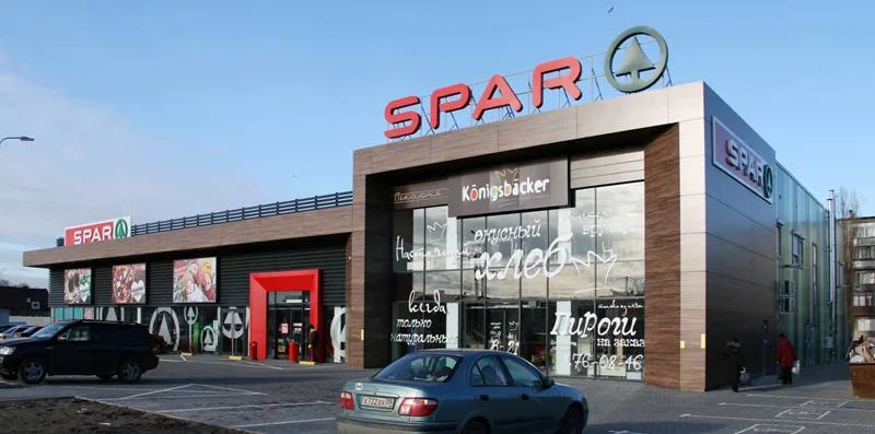 Калининградский ритейлер Spar займется агробизнесом. Торговая сеть «Спар-Калининград» Сергея Воронцова ведет переговоры о покупке 50% в нескольких региональных компаниях, занимающихся выращиванием овощей. Таким способом ритейлер намерен решить проблему подорожания «борщевого набора» — картофеля, моркови, свеклы, капусты и лука. Компания готова инвестировать сотни миллионов рублей в овощеводческий бизнес, чтобы снизить закупочные цены и обеспечить стабильность поставок. Последние годы такой формат вертикальной интеграции «сверху-вниз» становится все более популярным у торговых сетей, стремящихся сохранить маржинальность в условиях растущих цен. В 2024 году «борщевой набор» в России подорожал на 25–32%, причем больше всего выросли цены на картофель +92% . В 2025 году тенденция продолжается. Основным бенефициаром компании «Спар-Калининград», управляющей более чем 70 магазинами сети в Калининградской области, является Сергей Воронцов с долей 99%. Оставшимся 1% владеет Лев Чунаев. Управляющая компания сети «Евроритейл» в 2024 году нарастила выручку по РСБУ на 19,2%, до 28,4 млрд рублей и чистую прибыль – в 14 раз, до 280,1 млн рублей. ™ Агрономика