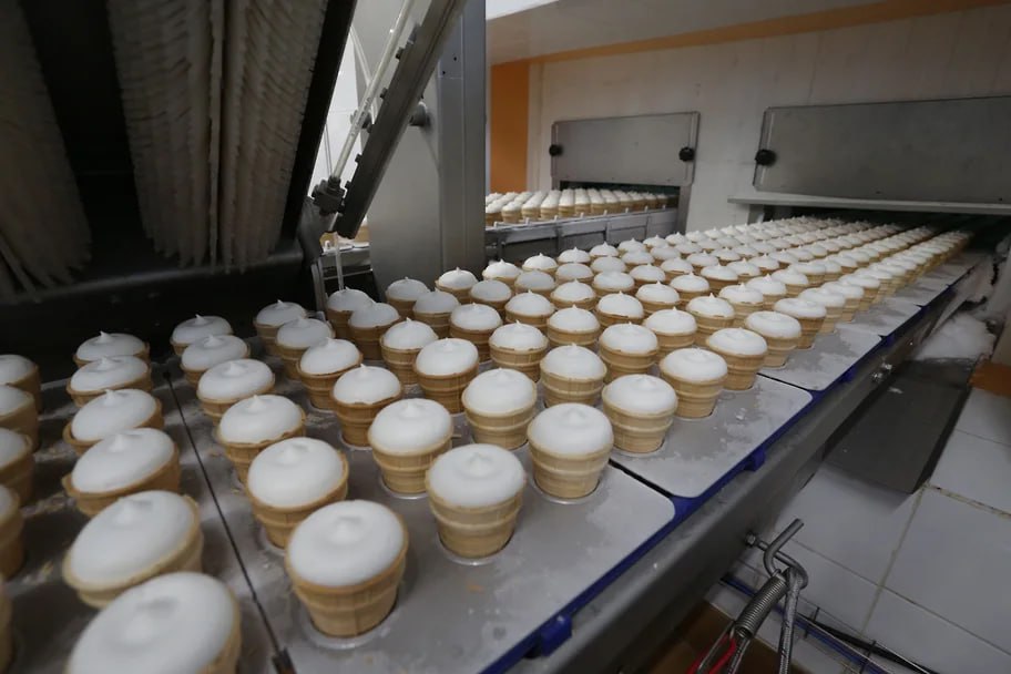 Компания Логика молока бывшая Health Nutrition приобрела завод по производству мороженого Полярис в Новосибирске Стоимость сделки не разглашается Предприятие выпускает более 80 видов мороженого под различными брендами в том числе Простоквашино Salwadore Дело в сливках По итогам 2025 года новосибирский завод выпустил более 19 тыс т продукции включая линейки собственных торговых марок ритейлеров Максим Кимерлинг Коммерсантъ Подписывайтесь на Ъ Сибирь