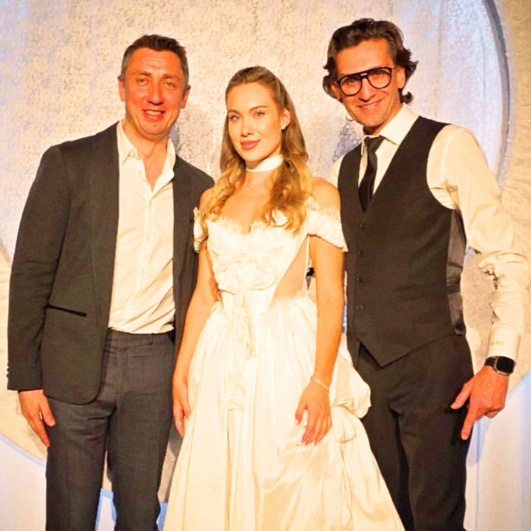 51 летний Нигматуллин женился во второй раз на 23 летней модели Эвелине Сынчи Свадьба обошлась бывшему футболисту в 5 млн рублей Sport Baza В позапрошлом году Руслан развелся с бывшей женой после 27 лет брака сообщалось что в результате развода экс вратарь лишился имущества на 200 млн рублей а бывшая забрала всю его недвижимость счастья молодоженам   Скачайте приложение Спортса