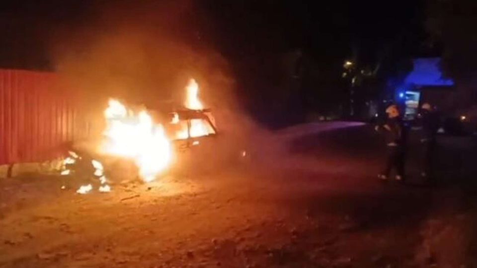 В Крыму по дороге проехал горящий автомобиль без водителя СИМФЕРОПОЛЬ, 18 июн – РИА Новости Крым. В Феодосии горящий автомобиль без водителя проехал 30 метров по улице, очевидец происшествия пытался погасить пожар с помощью огнетушителя, но пришлось вызывать огнеборцев. Об этом сообщает главное управление МЧС России по Крыму. По данным ведомства, сообщение о происшествии поступило среду около 2:30 от очевидца, который заметил возгорание случайно. "Мужчина еще не спал и почувствовал запах дыма, исходивший из открытого окна. Выйдя на улицу, гражданин обнаружил, что неподалеку от его жилища горит чужой автомобиль", - говорится в сообщении. Очевидец оперативно среагировал на ситуацию: взяв свой огнетушитель, начал гасить пламя самостоятельно. Тем временем его супруга вызвала э... Подробнее>>>