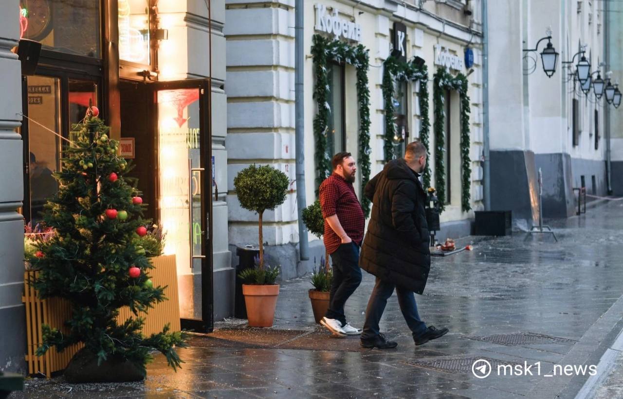 Власти Москвы выплатят до 2 млн бизнесменам, потратившимся на украшение витрин перед Новым годом.   Чтобы получить грант, нужно соответствовать нескольким условиям — платить налоги в Москве, иметь документы о владении или аренде помещения, где ведется бизнес.   Рассчитывать на компенсацию смогут владельцы кафе, гостиниц и торговых точек с выходом на столичные улицы. По идее это должно смотивировать предпринимателей сделать город красивее.