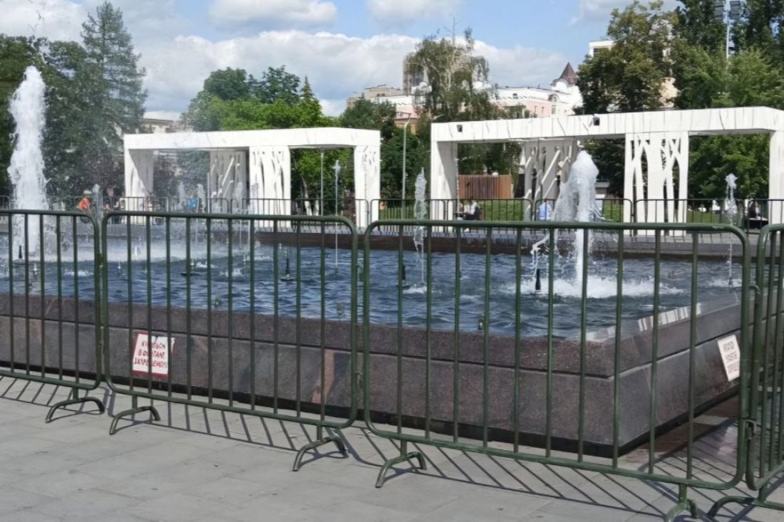 В Пензе забор вокруг фонтана демонтируют В социальных сетях председатель гордумы Денис Соболев прокомментировал многочисленные обращения горожан касательно ограждения, установленного вокруг фонтана на улице Московской. Он согласился с тем, что внешний вид конструкции оставляет желать лучшего, отметив: «Решение получилось не самое удачное». Соболев сообщил, что городские службы уже работают над демонтажем ограждения, так как оно портит облик Фонтанной площади. «Сегодня это будет сделано», — добавил он. Кроме того, он извинился от имени властей перед жителями, возмущенными установленным забором. Также он призвал пензенцев бережно относиться к городу и не портить оборудование фонтана. -Взгляд