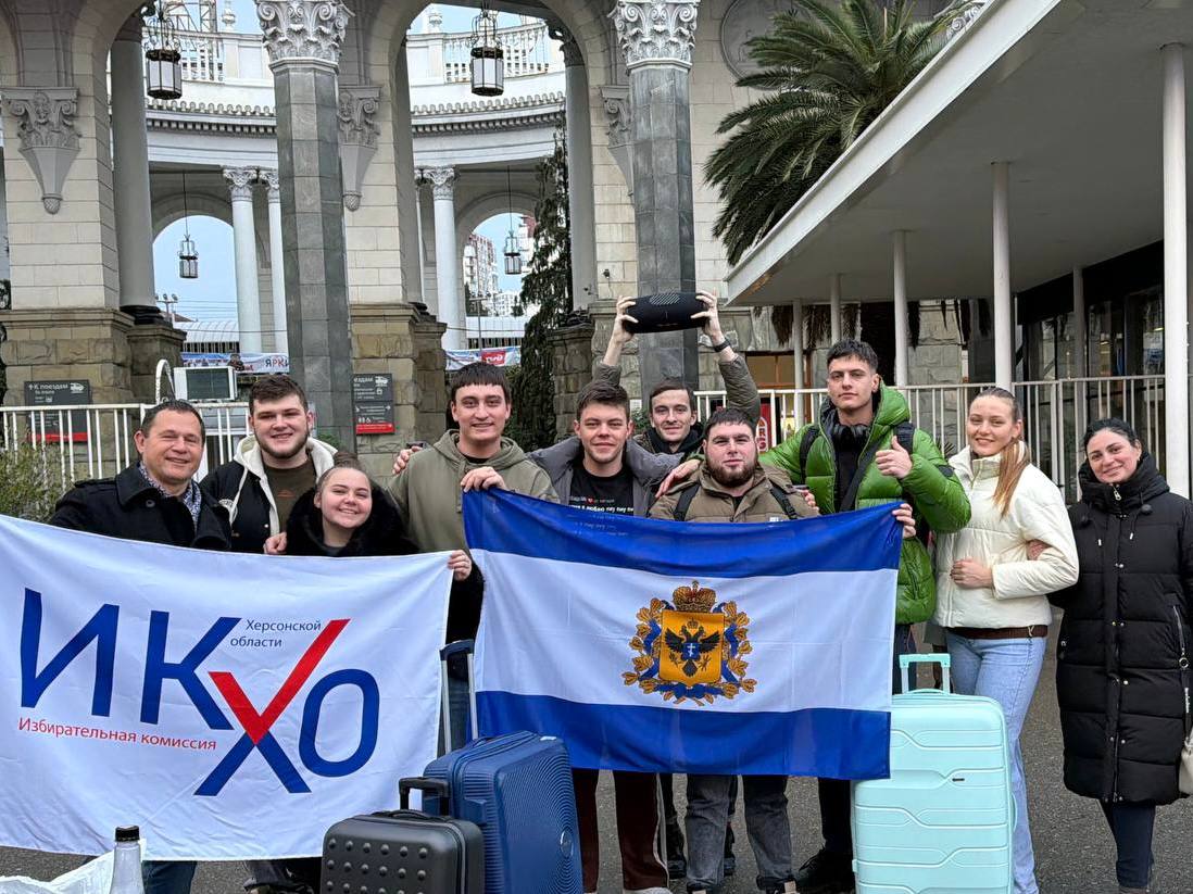 Херсонская команда КВН принимает участие в Международном фестивале КиВиН 2026 Сборная сотрудников Избирательной комиссии Еноты двух морей которая стала победителем Херсонской официальной лиги КВН уже прибыла в Сочи и готовится к фестивалю