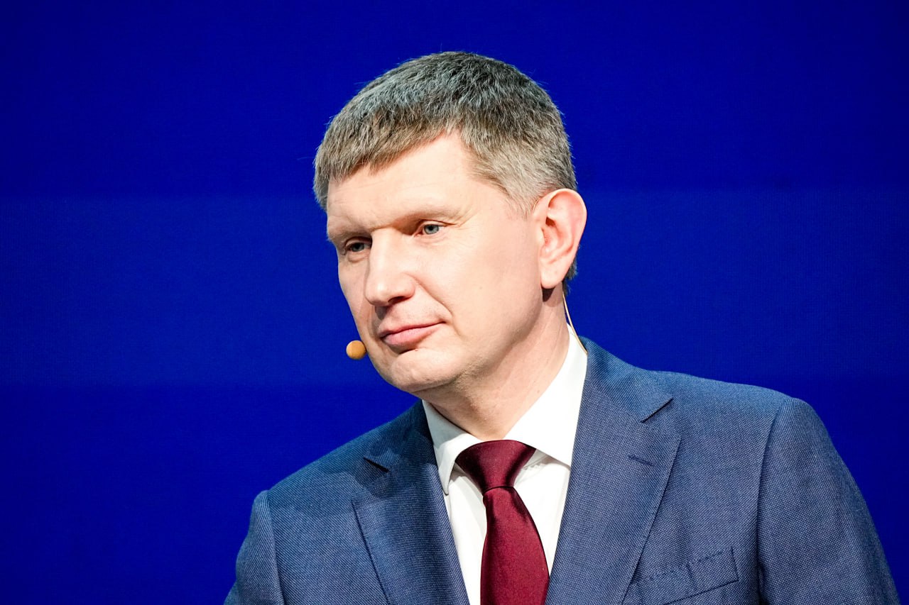Максим Решетников: Единая субсидия на развитие туризма в регионах позволяет создавать востребованные туристические продукты на местах «Через нее регионы получают значительную часть финансирования по профильному нацпроекту», – напомнил министр экономического развития на пленарном заседании V Международного туристического форума «Путешествуй!». На 3 года было выделено 27 млрд рублей. Эти средства можно потратить на обустройство центра города, создание нового турмаршрута, навигации или туристско-информационного центра. «Потенциал роста рынка внутреннего туризма большой, туристов хватит на всех. Но на первый план в конкуренции выходит умение грамотно, нестандартно подать свои местные особенности, колорит, “фишки”», – отметил Максим Решетников. Своими историями успеха поделились представители малого туристического бизнеса из регионов: Владимир Шевчик – основатель комплекса «Лето-Лето» из Тюмени, который реализует концепцию городского курорта, Ксения Радченко – основатель кемпинга и глемпинга для активного отдыха «Ветрено» из Ярославской области, Александр Сысоев – создатель российского гастрономического гида GreatList, Александр Пашнин – директор уральского конструкторского бюро, «Ратрак-Урал», которое занимается выпуском техники для горнолыжных курортов, Вадим Дымов – генеральный директор фабрики по производству керамики из Суздаля «Дымов Керамика», Никита Итальянцев – генеральный директор компании по развитию скоростного судоходства «Водолет» из Нижнего Новгорода. #туризм
