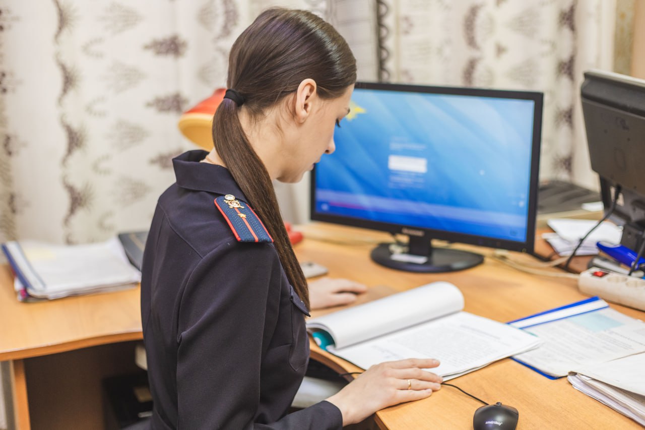 Костромские полицейские задержали подозреваемую в кражах В начале июня с заявлением о пропаже со счета 160 тысяч рублей в дежурную часть ОП №3 УМВД России по г. Кострома обратился житель Заволжья. К пропаже причастна собутыльница потерпевшего. 45-летняя ранее судимая за кражи костромичка призналась, что в компании друзей познакомилась с мужчиной, который щедро угощал алкоголем. Дождавшись, когда новый друг уснет, она зашла в приложение банка по подсмотренному паролю и перевела 160 тысяч рублей Полицейские выяснили, что задержанная причастна также к краже золотых украшений на сумму 56 тысяч рублей, которую совершила еще в 2022 году. Тогда жертвой похитительницы стала знакомая, к которой она пришла в гости. Более того, следователи, которые общались с задержанной выяснили, что она уже проходит подозреваемой по 20 эпизодам краж товаров из разных торговых точек города. В настоящее время в отношении подозреваемой возбуждено 2 новых уголовных дела о кражах. Расследование продолжается. #мвд #кострома #угро