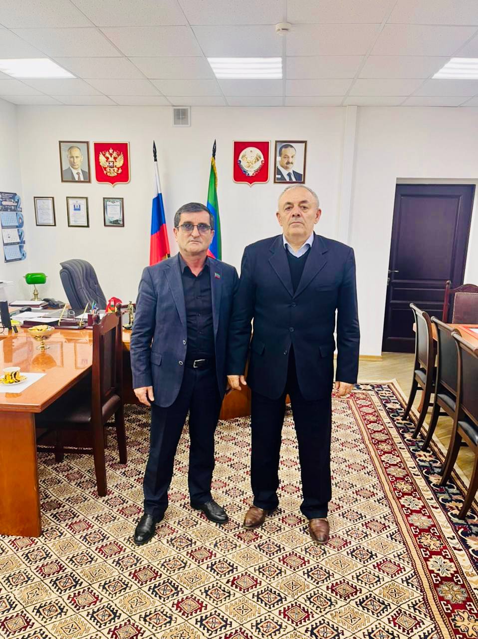 Общественная палата Дагестана и администрация Рутульского района обсудили вопросы социально экономического развития Накануне заместитель председателя Комиссии ОП РД по вопросам строительства архитектуры ЖКХ и развитию комфортной городской среды Сабир Сайдумов в рамках взаимодействия ОП РД с органами местного самоуправления встретился с главой муниципального образования Рутульский район Давудом Сулеймановым Рутульский район один из уникальных уголков Дагестана Это край с богатейшей и самобытной природой искренним гостеприимством жителей и что особенно ценно с многообразием народов веками проживающих на этой земле в мире дружбе и согласии При наличии системного подхода район мог бы стать одним из перспективных туристических кластеров и точек притяжения для развития внутреннего туризма Визит был приурочен к обсуждению вопросов эффективного участия муниципалитета в программах социально экономического развития горных территорий а также качества предоставления населению жизненно важных услуг В силу удалённости от республиканского центра и ряда объективных факторов Рутульский район к сожалению продолжительное время сталкивается с серьёзными инфраструктурными и социальными вызовами ℹ До настоящего времени район не газифицирован электросетевое хозяйство находится в неудовлетворительном состоянии имеют место системные отключения электроэнергии что напрямую отражается на повседневной жизни граждан Твёрдое печное топливо необходимое для обогрева жилья жители вынуждены приобретать на расстоянии 70 100 километров ввиду отсутствия централизованной доставки Всё это негативно сказывается на социальной сфере и качестве жизни населения  Отдельного внимания требует участие района в государственных программах по строительству социальных объектов Сложная ситуация в сфере здравоохранения усугубляется оптимизационными процессами которые в последние годы проводятся без должного учёта территориальных особенностей горного рельефа и транспортной доступности населённых пунктов В совокупности данные факторы к сожалению способствуют оттоку населения в города республики и другие регионы страны В ходе встречи глава Рутульского района Давуд Сулейманов подробно рассказал о предпринимаемых администрацией мерах направленных на стабилизацию и поэтапное улучшение социально экономической ситуации Мы последовательно работаем над решением накопившихся проблем используем все доступные механизмы и рассчитываем на расширение участия района в республиканских и федеральных программах Для нас крайне важно конструктивное взаимодействие с Общественной палатой и экспертным сообществом отметил Давуд Сулейманов В свою очередь Сабир Сайдумов подчеркнул значимость регулярного и системного взаимодействия Общественной палаты с муниципалитетами особенно с горными территориями находящимися в сложных условиях Рутульский район обладает серьёзным потенциалом развития Задача Общественной палаты не только обозначать проблемные вопросы но и сопровождать муниципалитеты в поиске решений в том числе через общественный контроль и диалог с органами власти Мы и дальше будем оказывать поддержку администрации района и лично главе муниципалитета в работе направленной на повышение качества жизни граждан подчеркнул Сабир Сайдумов Встреча прошла в конструктивном ключе и стала очередным шагом к укреплению взаимодействия ОП РД с органами местного самоуправления в интересах устойчивого развития горных районов   Следите за новостями Общественной палаты Республики Дагестан Сайт ВКонтакте Мах