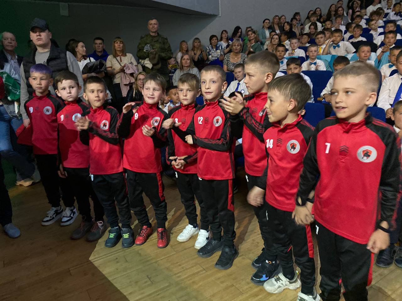 Физкультурно-спортивный клуб «Чита» назвал лучшие детские команды проекта «ГОЛ» Соревнования проводились в возрастных дивизионах от 2008 по 2018 годов рождения. Принимали участие коллективы почти со всех футбольных школ города и Читинского района. Матчи проходили на лучших стадионах города – «Локомотив», «Юность», «Юность-2», «Титовский». Это позволило объединить более 100 команд. После уникальных футбольных соревнований на торжественной церемонии лучших поздравили известные забайкальские футболисты и тренеры. С именами призеров можно ознакомится здесь. На проведение турнира среди детско-юношеских команд Городской Объединенной Лиги победитель грантового конкурса губернатора Забайкалья 2024 года физкультурно-спортивный клуб «Чита» направил около 2 миллионов рублей. Подписывайтесь: