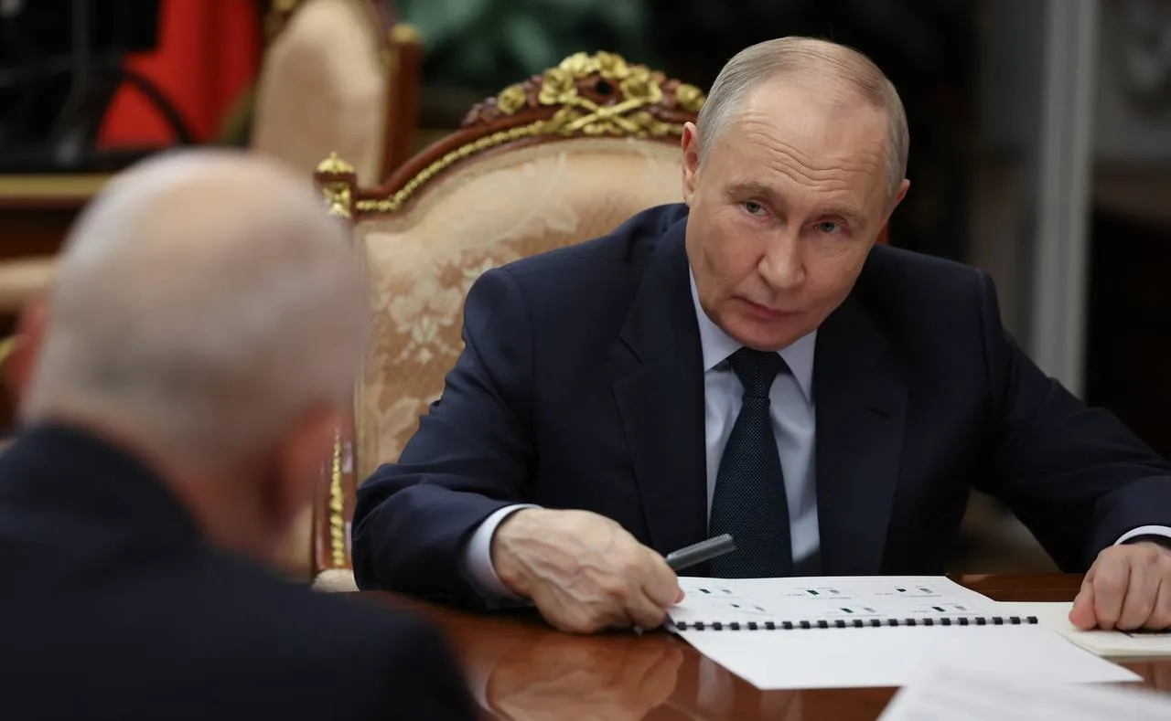 Ростех Итоги 2025 года и развитие ключевых отраслей В Кремле генеральный директор Ростеха Сергей Чемезов доложил Президенту РФ о результатах деятельности корпорации за 2025 год За десятилетие выручка компании выросла в четыре раза а оборонные поставки выполнены полностью Среди достижений запуск новых систем залпового огня развитие беспилотной техники сертификация современных вертолётов и расширение производства отечественных самолетов   В автомобильной отрасли внедрены электробусы с российскими батареями   автономные грузовые КАМАЗы и новый кроссовер Лада Азимут Продолжается цифровизация выдано более 15 млн электронных паспортов транспортных средств внедрены интеллектуальные транспортные системы и ИИ аналитика для поиска людей Благодаря маркировке товаров резко снизилась доля нелегальной продукции Президент отметил значимость цифровых решений и контроля качества Сергей Чемезов подтвердил курс на импортозамещение и технологическое развитие Ростех демонстрирует успешную интеграцию научных достижений в промышленность что способствует созданию конкурентоспособной продукции и укреплению позиций России на мировом рынке Елена Дружинина управляющий директор по кооперации науки и бизнеса Ростеха Фото сайт Кремля технологии Наука и бизнес Елена Дружинина Оставляйте бусты Telegram МАХ