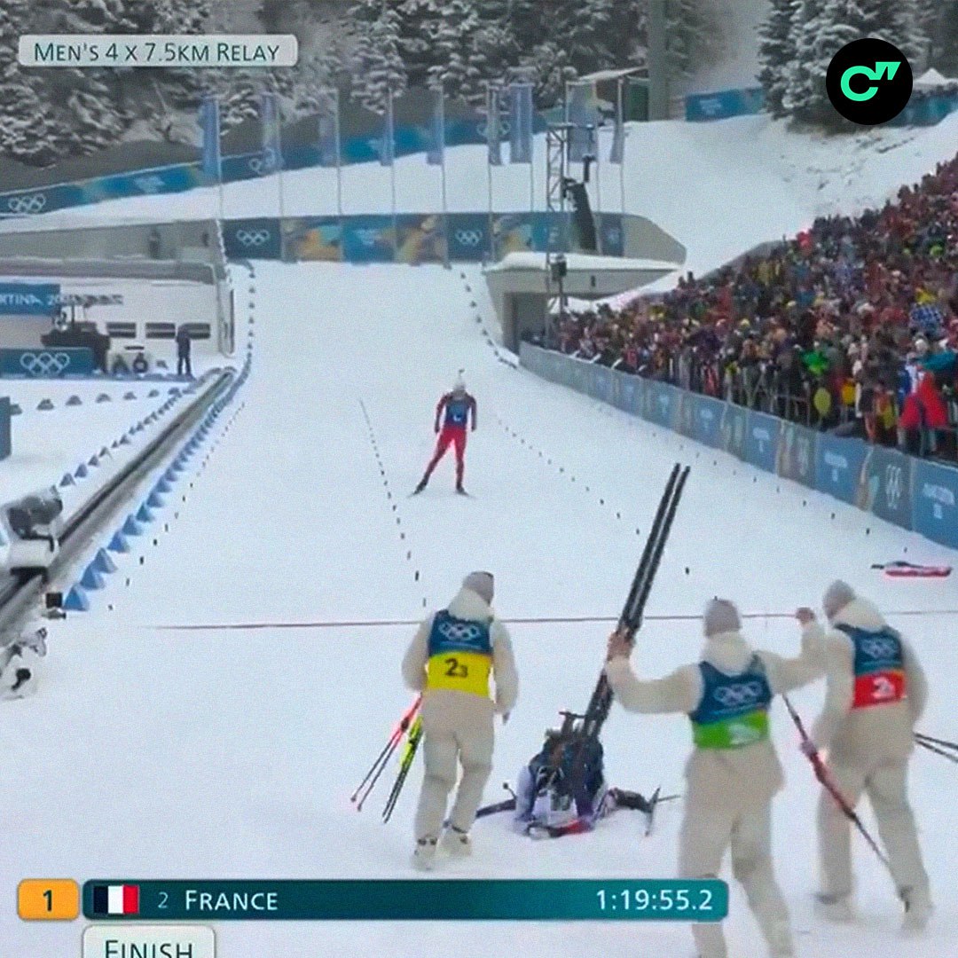 Сборная Франции на глазах у Клоппа выиграла мужскую эстафету в биатлоне впервые в истории страны на Играх Серебряные медали у норвежцев а бронза у сборной Швеции   Подписывайтесь на Биатлон и лыжи