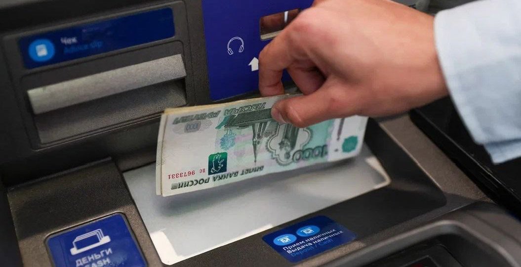 Согласно результатам опроса, проведенного ВТБ к Финансовому конгрессу Банка России, около 25% жителей России активно используют онлайн-платежи и редко расплачиваются наличными. В то же время 10% респондентов поддерживают идею полного перехода на цифровые платежи