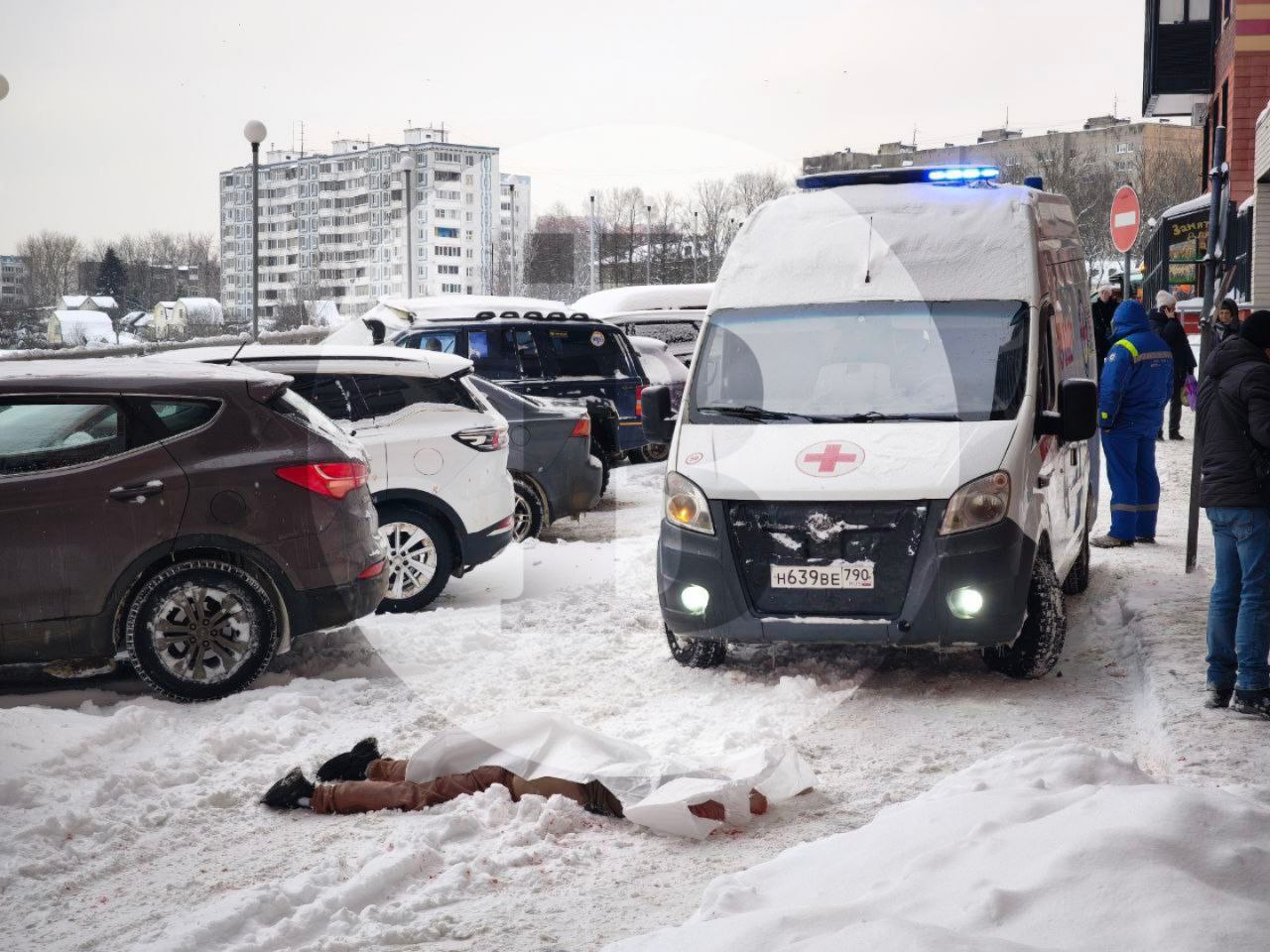 По предварительной информации в Сергиевом Посаде мужчина перед суицидом убил свою сожительницу В состоянии аффекта он выбежал на лестничную клетку где столкнулся с соседкой В испуге он ударил её ножом после чего вернулся в квартиру и выпрыгнул из окна Он скончался до прибытия медиков Пострадавшую женщину доставили в Сергиево Посадскую больницу Также известно что во время происшествия в квартире находился восьмилетний ребёнок