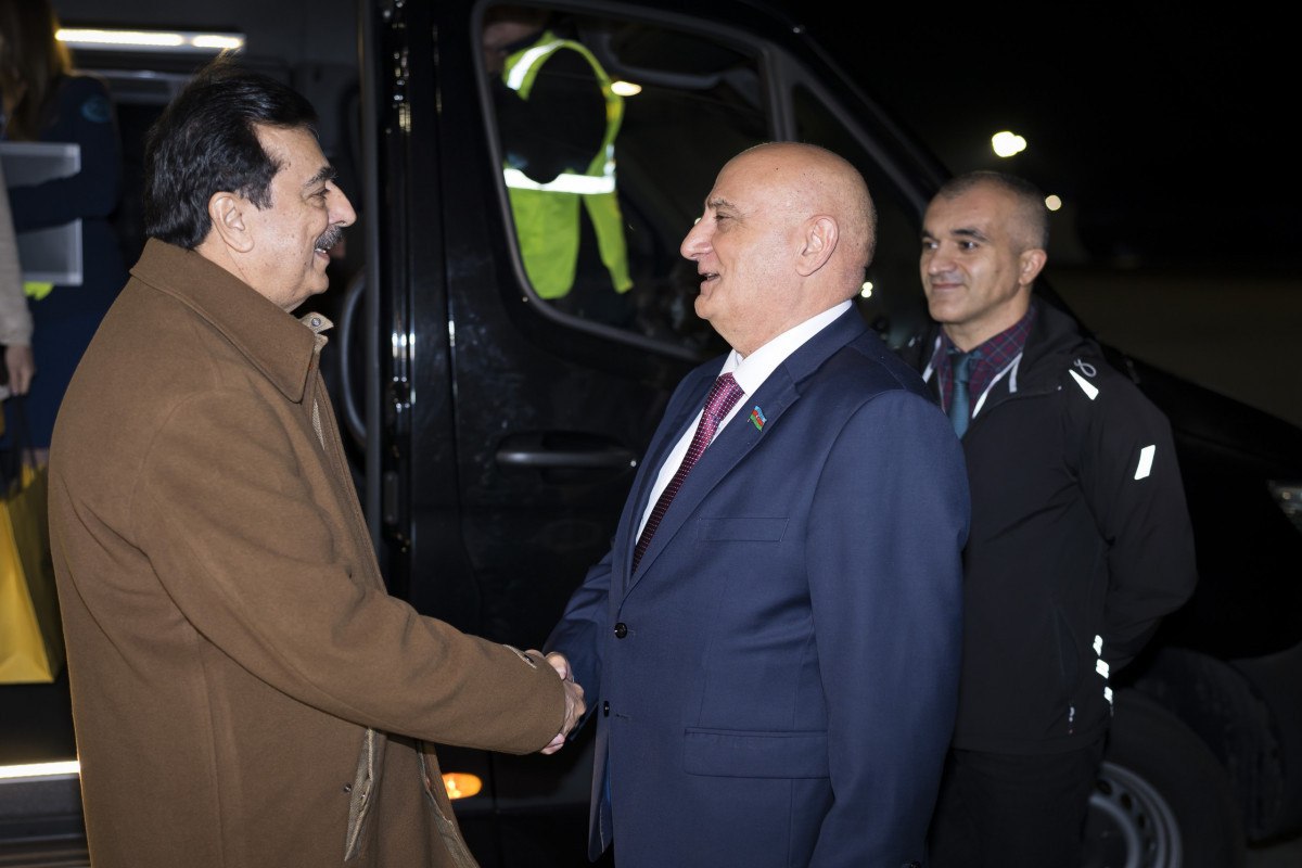 Председатель Сената Исламской Республики Пакистан Сейид Юсуф Реза Гилани прибыл в Азербайджан с визитом для участия в Международной парламентской конференции приуроченной к 30 летию принятия Конституции Азербайджанской Республики vesti az