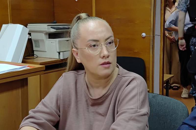 Блогер-мошенница отправилась под домашний арест по решению суда в Екатеринбурге Екатерина Уланова обманула сотню своих подписчиков, «продавая» им дорогие товары по низким ценам. Люди переводили деньги, но, естественно, ничего не получали. У одной из покупательниц, пенсионерки, из-за обмана случился сердечный приступ. Уланова обвиняется в совершении преступлений по ч. 2, 4 ст. 159 УК РФ «Мошенничество, организованной группой, с причинением значительного ущерба». Примечательно, что расследование находится на контроле у главы СКР Александра Бастрыкина.
