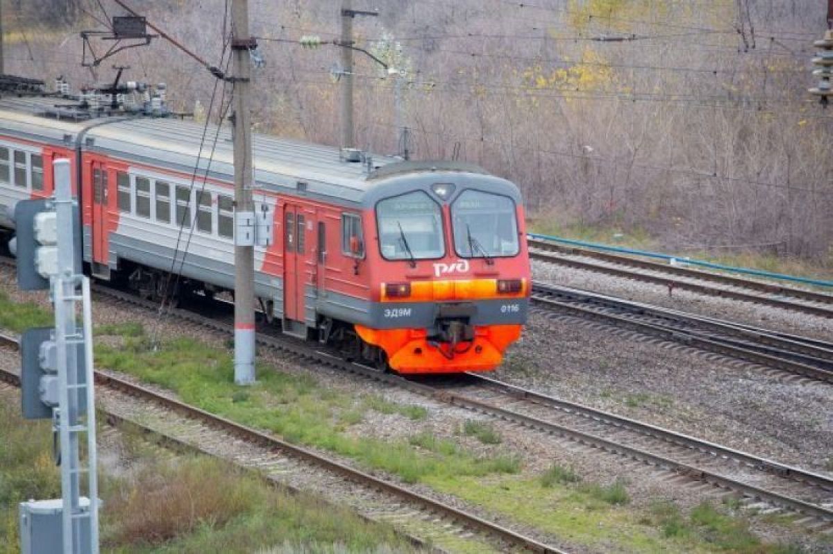 В Воронежской области из-за ремонтных работ на железной дороге изменят расписание 6 электричек Так 4,5,6 и 9 июня расписание изменят для следующих электричек: - № 6156 «Рамонь – Воронеж-1» - № 6344 «Лиски – Россошь» - № 6356 «Усмань – Воронеж-1/Плехановская» - № 6418 «о.п.Плехановская/Воронеж-1 – Лиски» - № 6420 «о.п.Плехановская/Воронеж-1 – Лиски» Расписание поезда № 6317 «Гартмашевка – Лиски» будет изменено 4,5,6,7 и 10 июня. Также 6 июня будет отменена электричка № 6002 «Воронеж-1 – Кантемировка». С измененным графиком отправления и прибытия поездов можно ознакомиться по ссылке. ↗ Прислать новость Подписаться