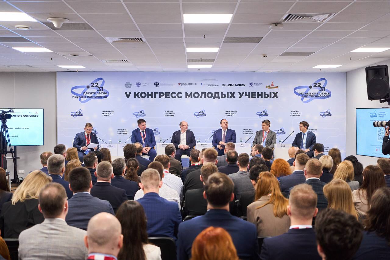 Развитие скоростного транспорта должно стать частью клиентского пути Об этом сообщил первый заместитель министра транспорта Константин Пашков в ходе V Конгресса молодых ученых который проходит в Сириусе Задача скоростного транспорта сокращать для пассажира время всего маршрута от выхода из дома до прибытия в точку назначения Построенные скоростные дороги или отдельные участки ВСМ дадут ощутимый эффект в случае если налажена городская логистика и организация транспортных потоков Быстрый участок и затем двухчасовая пробка это несбалансированная система Скорость должна ощущаться на всем пути следования отметил Константин Пашков Такие проекты и видение потребуют нового подхода к подготовке кадров перехода от эксплуатационной к инженерно технической модели Отрасли будет нужен инженер заказчик который сможет задавать стандарты и требования к технике и инфраструктуре формируя общую картину Это долгосрочная задача на десятилетия КадрыТранспорта Минтранс в MAX