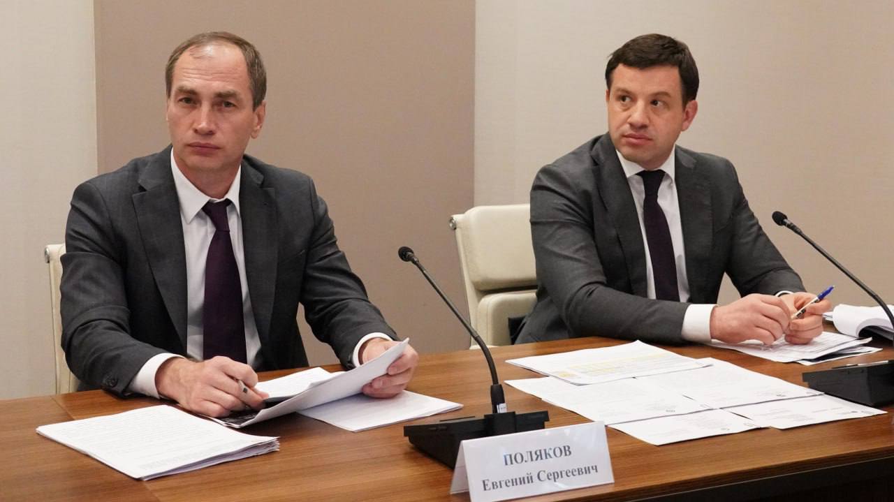 В режиме ВКС принял участие в совещании по вопросам развития электроэнергетики на территории Северо-Кавказского федерального округа под председательством вице-премьера Правительства РФ - куратора СКФО Александра Новака. Ключевым вопросом совещания стало развитие энергосетевого комплекса СКФО согласно прогнозируемому росту энергопотребления для компенсации возникающего дефицита мощностей и создания резервов для роста экономик северокавказских республик. Также обсудили вопросы платежной дисциплины и снижения потерь электроэнергии в субъектах СКФО. Карачаево-Черкесия демонстрирует высокую платежную дисциплину и входит в число лидеров СКФО по минимальным потерям электроэнергии наряду со Ставропольским краем. Благодаря помощи и поддержке Президента и Правительства РФ в регионе активно развивается туристическая отрасль и промышленность, что ведет к росту энергопотребления. Обратился к заместителю Председателя Правительства РФ Александру Новаку с просьбой об увеличении энергомощностей республики с учетом реализации ключевых инвестиционных проектов КЧР, включая строительство нового аэропортового комплекса, путем их включения в Схему и программу развития электроэнергетических систем России. По итогам совещания вице-премьер Александр Новак поручил Правительству РФ разработать комплексную программу развития электроэнергетики регионов СКФО, включающую в себя прогнозы перспективного потребления и баланс мощностей, строительство генераций, модернизацию электросетевой инфраструктуры и определение источников финансирования.