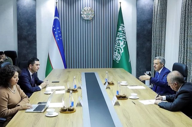 Саудовская Аравия готова принять 20 000 узбекистанских работников Министр по сокращению бедности и занятости Узбекистана Батир Захидов провёл встречу с чрезвычайным и полномочным послом Королевства Саудовская Аравия в Узбекистане Юсуфом бин Салихом аль Утайби   English O zbek tilida Ўзбек тилида На русском iOS Android