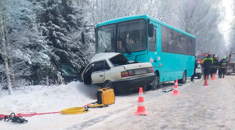 На Витебщине лобовое ДТП двое погибших Предварительно известно в Полоцком районе на автодороге Полоцк Ушачи Volkswagen выехал на встречку и столкнулся с рейсовым автобусом МАЗ В результате ДТП водитель и пассажир легковушки погибли пассажиры автобуса не пострадали На месте происшествия работают сотрудники ГАИ следственно оперативная группа  Водители будьте бдительны и неукоснительно соблюдайте ПДД выбирайте безопасную скорость движения откажитесь от необдуманных перестроений обгонов и опережений обеспечьте безопасную перевозку всех пассажиров строго выполняйте требования сигналов светофоров и дорожных знаков Подписаться на канал Обратная сторона