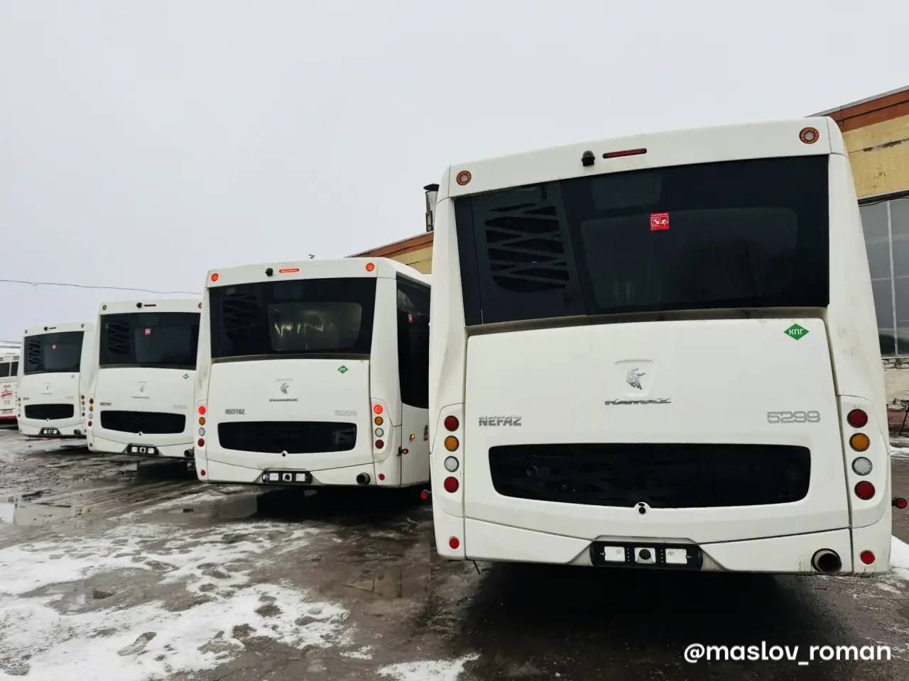 В Череповец прибыло ещё 5 современных автобусов в рамках масштабной программы благоустройства инициированной Губернатором области Георгием Юрьевичем Филимоновым С января 2026 года они начнут курсировать по нашим маршрутам делая каждую поездку комфортнее безопаснее и современнее Благодаря областной поддержке обновляется транспортный парк уже в этом году в Череповце появится 35 новых автобусов все поставки будут завершены до конца декабря Наши новые автобусы это система климат контроля навигация и видеомониторинг USB розетки для зарядки устройств мультимедийные экраны аппарели для пассажиров с ограниченными возможностями бесконтактная оплата проезда и даже автоматическая система пожаротушения Вместе делаем наш любимый город лучше Череповец КомандаГубернатора