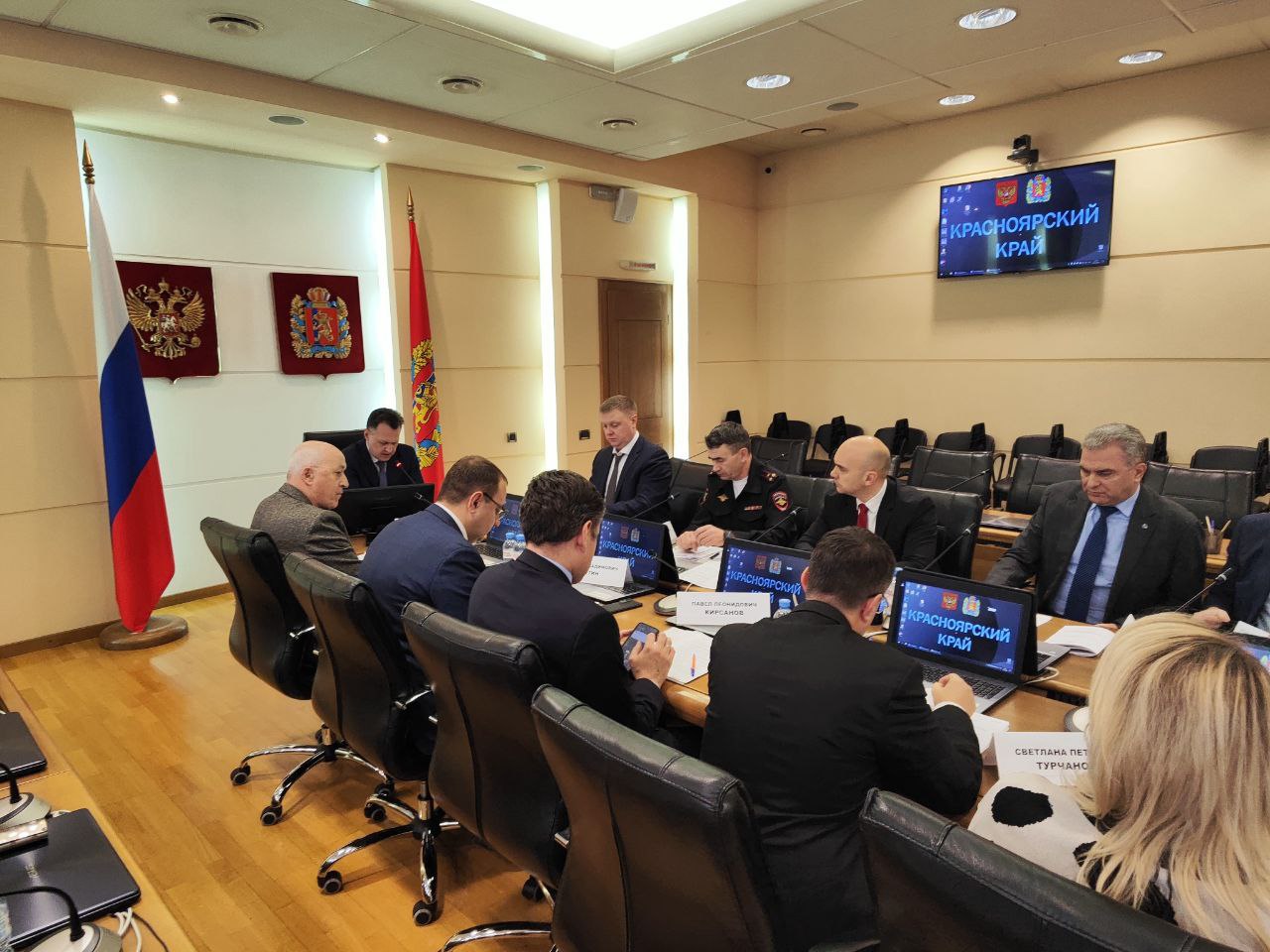 Готовность к прохождению сезона низких температур и периода новогодних праздников обсудили на заседании краевой комиссии по безопасности дорожного движения Дополнительные меры приняты сразу по нескольким направлениям Госавтоинспекция увеличит плотность нарядов ДПС с учетом роста транспортных потоков на дорогах федерального и краевого значения Особое внимание патрулей на полосы встречного движения безопасность пешеходов и организованную перевозку детей Во взаимодействии с диспетчерскими службами а также с использованием радиоэфира дальнобойщиков будет оцениваться дорожная и погодная ситуация на трассах При необходимости будут вводиться ограничения на участках со сложной дорожной обстановкой Запланированы проверки обустройства и содержания улично дорожной сети на предмет исправности светофоров знаков освещения и ограждения   Посты и маршруты патрулирования нарядов ДПС скорректированы с учётом работы ёлочных и ледовых городков В целом при проведении мероприятий планируется задействовать 153 сотрудника и 66 патрульных автомобилей На федеральных трассах в случае понижения температуры воздуха ниже 25 градусов будут выводиться специализированные автомобили оснащенные тепловыми пушками и горячим чаем для оказания помощи водителям попавшим в трудную ситуацию На дорогах краевого значения подготовлен отдельный перечень снегозаносимых дорожных участков где уже введены ограничения скоростного режима И нужно быть готовыми что при осложнении обстановки список таких опасных участков с ограничениями по скорости будет расширен   В Красноярске в пиковые периоды выпадения осадков на городских улицах запланировано привлечение дополнительной уборочной техники продление рабочей смены и организация круглосуточного мониторинга Для оперативного устранения наледи проводится обработка проезжей части в наиболее эффективном режиме движение колонной Особый упор на состояние выделенных полос общественного транспорта и остановочных карманов Для обработки тротуаров применяется природный песок и техническая соль В подрядных организациях заготовлены нормативные запасы ГСМ и противогололедных материалов В местах елочных и ледовых городков установлены необходимые ограждения и знаки Осторожно Ёлка Жители города могут оставлять заявки на уборку участков улично дорожной сети через Службу 005 А также через свои управляющие компании если речь о придомовых территориях Даже в праздники а точнее особенно в праздники автодороги края и города должны оставаться безопасными для всех участников дорожного движения