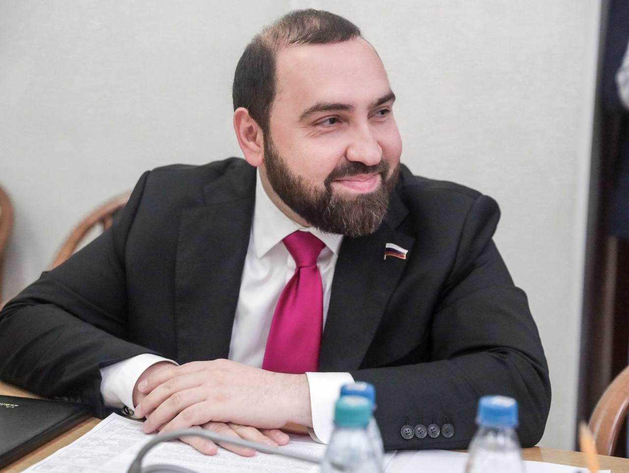 Депутат Хамзаев проведет прием граждан в приемной Председателя партии ЕР в Махачкале Завтра 9 сентября в 13 00 депутат Госдумы Султан Хамзаев проведет прием граждан в общественной приемной Председателя партии Единая Россия Д А Медведева по адресу г Махачкала пл Ленина дом 1 Записаться на прием можно по телефону 8 961 277 05 05 При себе нужно иметь документ удостоверяющий личность В свою региональную неделю депутат Султан Хамзаев проведет уже традиционный прием граждан Граждане обращаются с не только с конкретными проблемами но и часто звучат дельные предложения в рамках законодательной работы отметили в пресс службе депутата В этом году депутат Султан Хамзаев провел самый массовый прием граждан в приемной Единой России в Махачкале который продлился более 8 часов Позже прием граждан состоялся в центральной приемной Председателя партии Дмитрия Медведева в Москве