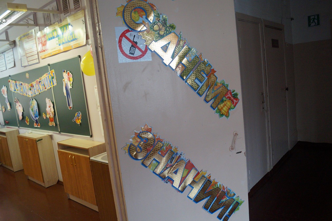 На юге Архангельской области осудили учительницу лупившую непослушного мальчика Собранные следственными органами СК РФ по Архангельской области и НАО доказательства признаны судом достаточными для вынесения приговора учителю начальных классов одной из школ Котласского района Она признана виновной истязании несовершеннолетнего а также ненадлежащем исполнении обязанностей по воспитанию педагогическим работником Следствием и судом установлено что с января по март 2025 года женщина использовала ненадлежащие методы воспитания и систематически наносила побои 8 летнему ученику допустившему нарушения учебной дисциплины Из собственных источников ИА Эхо СЕВЕРА стали известны некоторые подробности истории Дело происходило в сольвычегодской школе Учительница в возрасте 65 лет Преподавала ещё в Советском Союзе поэтому понятно что методы воспитания и восприятие шалостей детей несколько отличаются от нынешних Восьмилетний парнишка ангельским характером не мог похвастаться Известно что учительница обращалась к матери ребёнка чтобы ты провела с ним беседу по поводу его поведения но этого судя по всему сделано не было Ребёнок продолжал проказчничать а женщине это терпеть надоело мальчик временами получал по губам и голове как указкой так и руками Вскрылось всё после того как школьник пожаловался медработнику на головную боль уточнив что до этого ему по ней прилетело от учительницы Приговором Котласского городского суда учителю назначено наказание в виде 3 лет 1 месяца лишения свободы условно с испытательным сроком 2 года Суд также запретил ей заниматься педагогической деятельностью в течение одного года Приговор суда не вступил в законную силу сообщили ИА Эхо СЕВЕРА в региональном СК