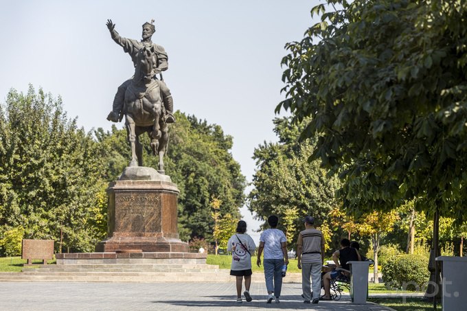 Перепись населения и сельского хозяйства в Узбекистане проведут в начале 2026 года Узбекистан проведет первую с 1989 года всеобщую перепись населения и сельского хозяйства с 15 января по 28 февраля 2026 года Первые 17 дней сбор данных пройдет онлайн затем месяц методом подомового обхода Количество вопросов сократят с первоначальных 328 до 71 Новый формат сэкономит 1 3 трлн сумов и позволит создать единую базу данных о 38 миллионном населении Перепись поможет оценить эффективность ежегодно выделяемых в сельское хозяйство 25 6 трлн сумов включая 2 2 трлн бюджетных средств В октябре прошлого года Агентство статистики предложило провести перепись населения в Узбекистане с 15 июля по 21 августа 2026 года   www spot uz ru 2025 09 11 census Telegram Instagram YouTube