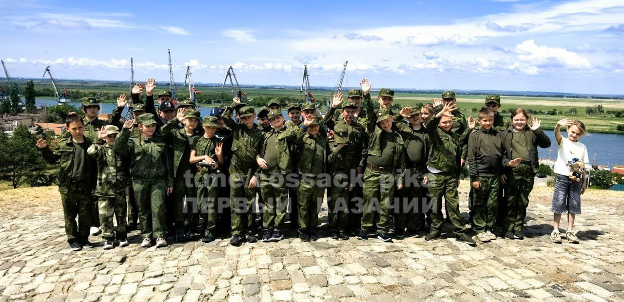 Школьники из Станицы Луганской посетили город Азов Поездка организована атаманом Союза Казаков-Воинов России и Зарубежья, депутатом Народного Совета ЛНР Николаем Дьяконовым, депутатом Госдумы России Виктором Водолацким и Луганским региональным отделением партии «Единая Россия» в преддверии Дня защиты детей. Для юных луганчан провели экскурсию в одном из крупнейших музеев юга России — Азовский историко-археологический и палеонтологический музей-заповедник имени Горбенко. Как это было — узнаете в предстоящем репортаже агентства «ПИКА». #эксклюзив Будь с нами — Первый казачий