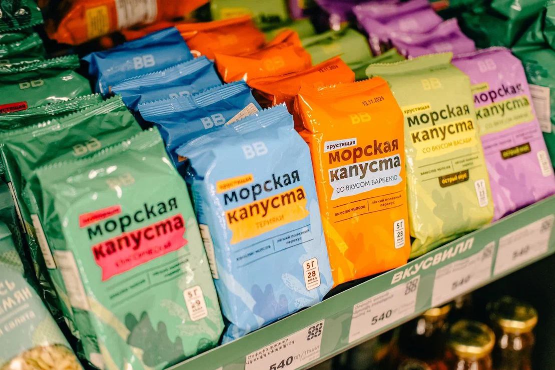 "ВкусВилл" вышел на рынок Армении - его продукция появилась на полках новой, но амбициозной местной сети "88". Пока в сети около 30 магазинов, но ее планируется расширить до 200 супермаркетов. Товары российской компании расположились на отдельных стеллажах, всего более 100 позиций. : экономика / Все наши каналы