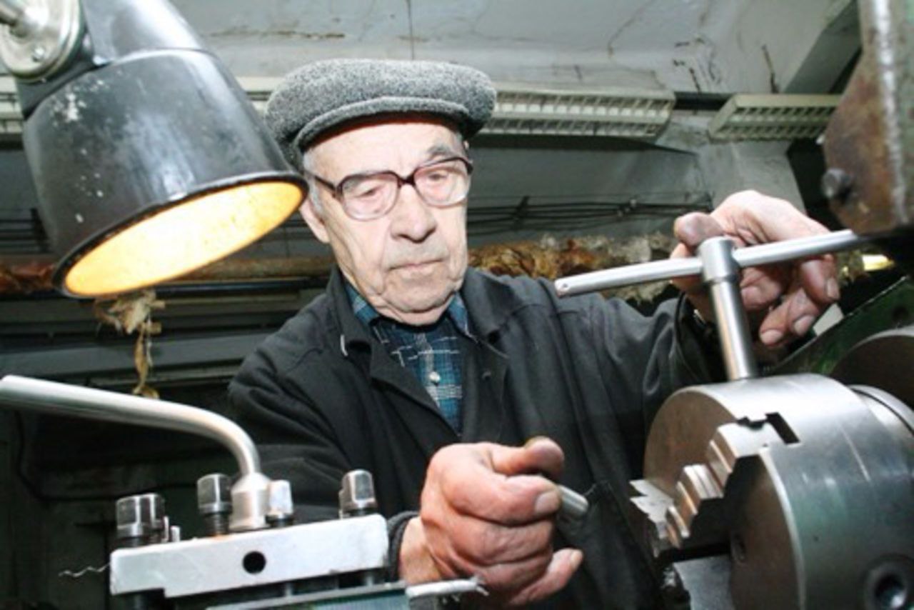 В Совфеде заявили о 60%-80% работающих пенсионеров из-за роста цен Пенсионеры в России работают из-за роста цен и необходимости свести «концы с концами», а не для самореализации, заявила сенатор Ольга Епифанова. Для большинства работающих пенсионеров — по разным оценкам, от 60 до 80% — ключевым фактором продолжения трудовой деятельности является именно финансовая необходимость, а не только желание самореализации. — заявила Ольга Епифанова.