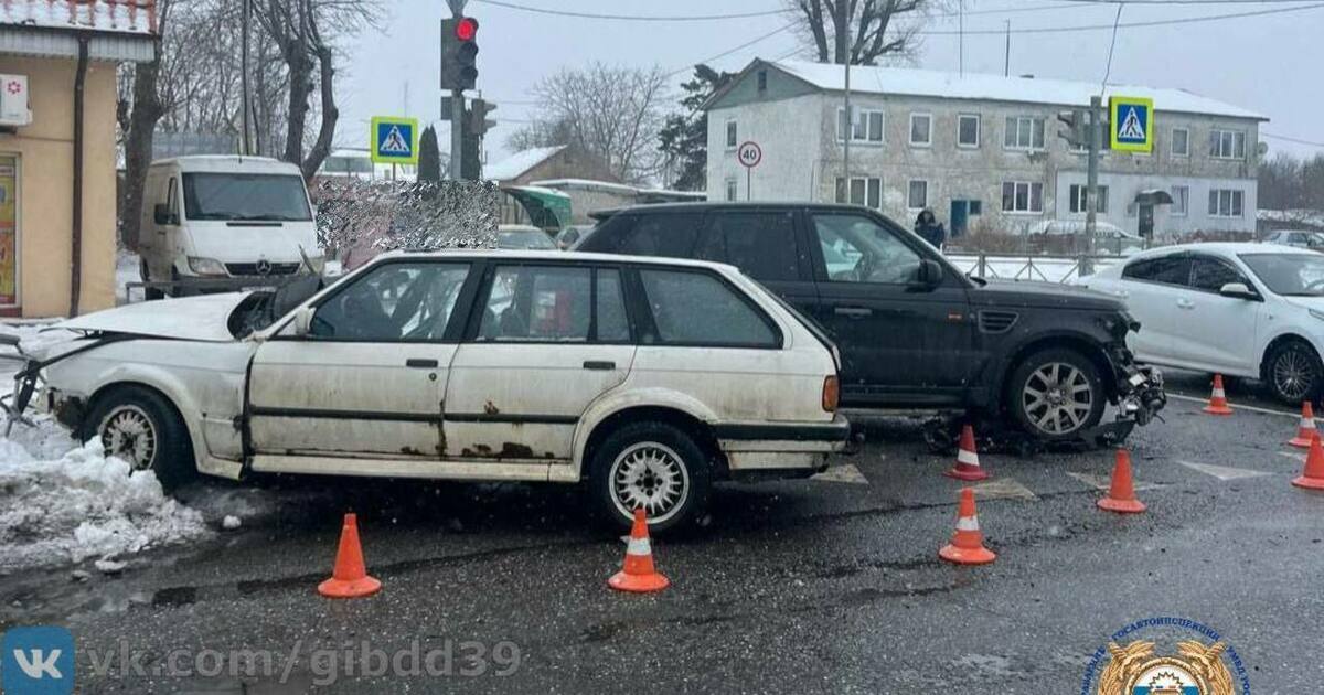 В Нивенском две машины не поделили дорогу пассажирка одной из них в больнице ДТП произошло в субботу 7 февраля около 1346 в пос Нивенское Столкнулись Land Rover и BMW Травмы получила пассажирка второго авто Женщину увезли в больницу На месте работают сотрудники Госавтоинспекции Устанавливаются все обстоятельства произошедшего