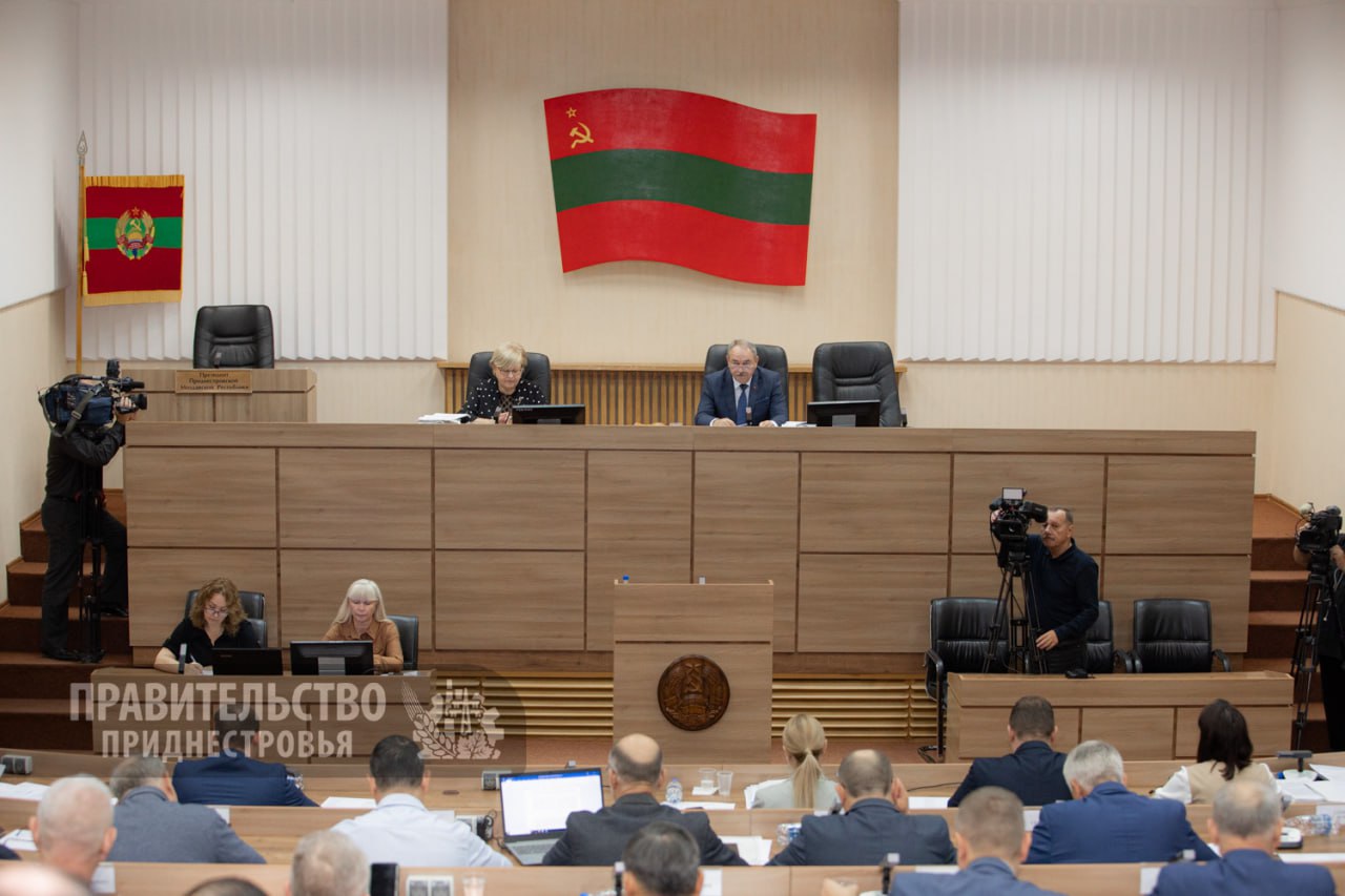 В Приднестровье будет четкий перечень сельхозтехники которую освободят от обложения налогом с владельцев транспортных средств Это комбайны разбрасыватели удобрений плуги культиваторы опрыскиватели поливочные машины жатки сеноворошители сеялки и другие сельхозмашины Верховный Совет принял инициативу Правительства которая обеспечит ясный и однозначный порядок для налогоплательщиков govpmr