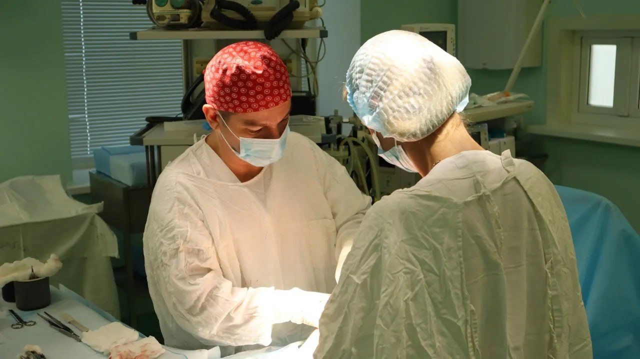 Хабаровские врачи сохранили беременность пациентке с трехкилограммовой опухолью в яичнике Уникальную операцию провели в перинатальном центре имени Постола Женщина будучи на втором триместре беременности жаловалась на боли в животе На учете в женской консультации она не стояла Диагностика выявила крупную опухоль яичника весом в 3 кг и размером в 30 см Хирург Максим Ступак и его ассистент Дарья Субеева сумели удалить новообразование Беременность была сохранена   Будь в курсе событий везде ОК VK MAX