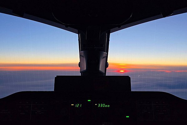 ОАК самолет МС 21 сдал навигационный экзамен В рамках сертификационной программы опытный самолет МС 21 310 0012 выполнил полеты из Жуковского в Иркутск и обратно В небе специалисты проверили работу инерциальной навигационной системы при полете по разомкнутому маршруту и систему дальней коротковолновой связи Об этом сообщает AVIA RU со ссылкой на данные ОАК Как заявили в ОАК поставленные задачи выполнены получены зачетные результаты испытаний Параллельно с этим на самолете МС 21 310 0013 продолжается цикл сертификационных испытаний характеристик устойчивости и управляемости с отечественными приводами системы управления aviaru net n291166