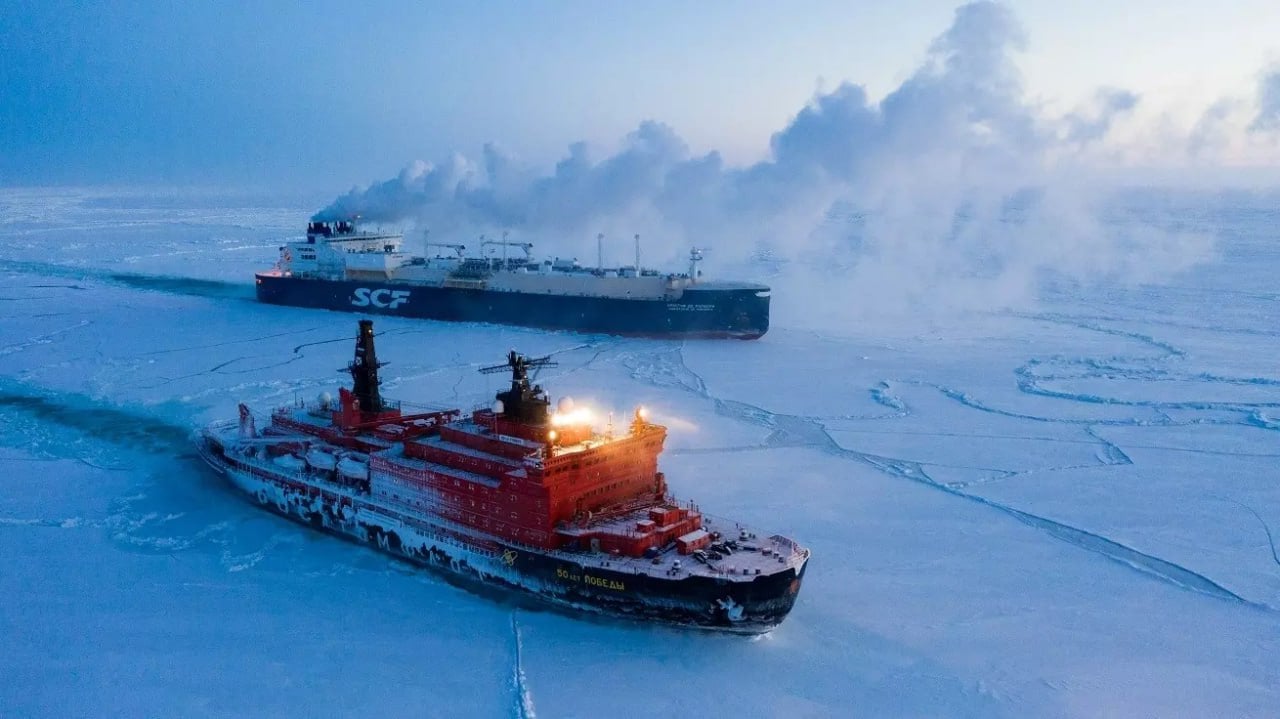 СПГ обеспечил более половины грузопотока по Северному морскому пути  В общем показателе перевозок по Северному морскому пути  СМП  в 2024 году на сжиженный природный газ  СПГ  пришлось 21,86 млн тонн, или 57,69%. Транспортировка нефти достигла 8,1 млн т  21,37% , конденсата — 1,32 млн т  3,5% , также перевезено 597,6 тыс. тонн угля  Общие грузоперевозки на Севморпути в 2024 году составили 37,9 млн тонн, на 1,6 млн тонн перешагнув рекорд прошлого года.  Ростатом, выступающий оператором на СМП, надеется на развитие транзита по маршруту в 2025 году, подчеркивая, что в 2023 году компания из Китая совершила 7 рейсов по Севморпути, в 2024 году — 14      YouTube   sponsr.ru