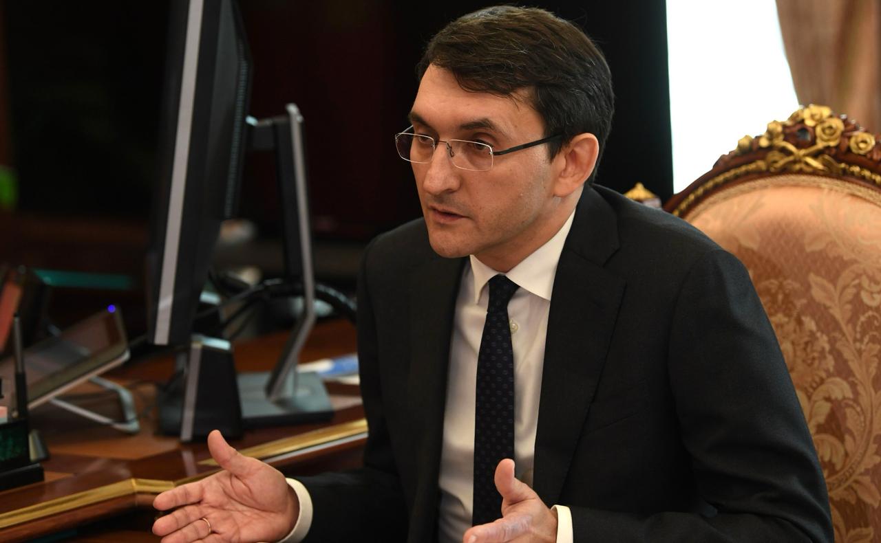 Глава Роскомнадзора рассказал о планах блокировать сим карты россиян в роуминге Роскомнадзор запросил у операторов связи информацию об их клиентах находящихся за рубежом Потом эти данные будут передаваться на регулярной основе платформам и мессенджерам чтобы те могли вводить ограничения для находящихся за рубежом абонентов рассказал Известям глава Роскомнадзора Андрей Липов Часть абонентов могут лишиться связи в ходе зачистки баз мобильных операторов которую компании должны провести по требованию ведомства Детали Липов заявил что мошенники после введения в России системы Антифрод которая блокирует подменные номера стали звонить в Россию из роуминга при помощи российских сим карт Но и здесь у нас есть решение мы сейчас проверяем работу операторов и на основании данных нашей системы требуем от них зачищать свои базы данных от фейковых пользователей сказал он  Цитата Мы начали работу с операторами чтобы они в онлайн режиме сообщали нашим платформам в том числе и мессенджерам о сим картах находящихся в роуминге Для аккаунтов зарегистрированных на такие сим карты платформы могли бы вводить частичные временные ограничения сказал Липов  При этом по его словам чиновники хотят придумать систему которая бы позволила продолжать пользоваться связью россиянам выезжающим за рубеж на отдых или по работе  Власти также намерены потребовать от мессенджеров ввести ограничения для звонков россиянам с аккаунтов зарегистрированных на иностранные сим карты следует из слов Липов Дозвониться российскому пользователю можно будет только в том случае если тот внесет аккаунт пользователя иностранной сим карты в свой персональный белый список   Аналогично должны поступать и наши операторы связи при звонках с иностранных номеров по обычным телефонным сетям подчеркнул чиновник Среди мер по борьбе с мошенничеством которые предложило Минцифры в августе уже был запрет на звонки из за рубежа но прием таких вызовов абонент как предполагалось ранее должен запретить сам Контекст Российские власти в марте уже приняли пакет поправок в законодательство для борьбы с мошенничеством который с 1 июня ограничил возможность получения SMS сообщений во время телефонного разговора а с 1 сентября обязал операторов связи маркировать звонки от компаний чтобы абонент понимал с кем говорит В августе Минцифры обнародовало проект второго пакета и он в том числе обвязывает операторов связи хостинг провайдеров мессенджеры соцсети и сервисы с объявлениями доносить на подозрительных пользователей передавая их данные в специальную базу подробнее Подпишитесь на Агентство