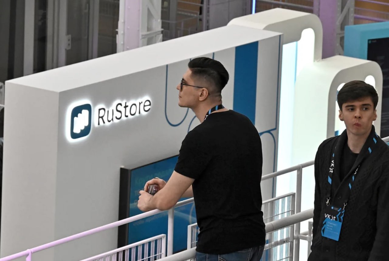 Китайские игры захватывают RuStore: рекламные бюджеты выросли в разы.    Рекламные инвестиции китайских разработчиков в RuStore за 6 месяцев превысили весь 2024 год, а доля их игр в транзакциях выросла до 30%  в 3 раза за год ;    Топ-жанры: RPG, стратегии, а также головоломки  +9,7%  и аркады  +9,5%  — средний чек покупок достиг ₽650  рост в 3,2 раза ;    MiHoYo  Genshin Impact  зарабатывает в РФ $100+ млн/год, а с 1 сентября предустановка RuStore станет обязательной для всех смартфонов.  70% китайских компаний уже монетизируют приложения через RuStore — платформа стала главным мостом для выхода на российский рынок  Виталий Манкевич, Российско-Азиатский союз промышленников   К 2026 году доля китайских игр в RuStore может превысить 50%, особенно с учетом ухода западных разработчиков. Пока одни спорят о предустановках, китайцы тихо завоевывают российские смартфоны: сначала игры, потом — кто знает — может, и соцсети?