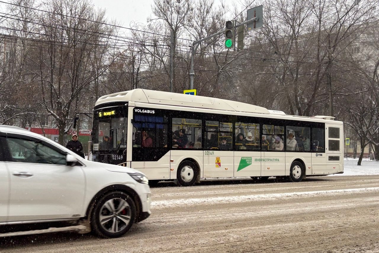 Шесть автобусов временно изменили схему движения из за коммунальной аварии в Коминтерновском районе Воронежа Речь идёт о маршрутах 16 35 37 38 63 и 74 На время устранения специалистами повреждения на канализационном коллекторе проезд транспорта ограничен на участке улицы Новгородской от улицы Хользунова до Беговой Как на данный момент курсирует общественный транспорт в нашем материале   vrn aif ru society transport shest avtobusov v voronezhe pereveli na vremennuyu shemu dvizheniya aifvrn