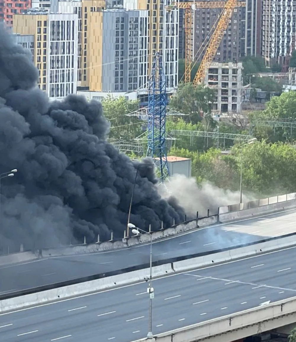 Сильный пожар вспыхнул на востоке Москвы горят отделочные материалы на Амурской улице сообщили в МЧС В дептрансе отметили что движение по Северо Восточной хорде временно перекрыто Очевидцы сообщают что дорога на СВХ просела