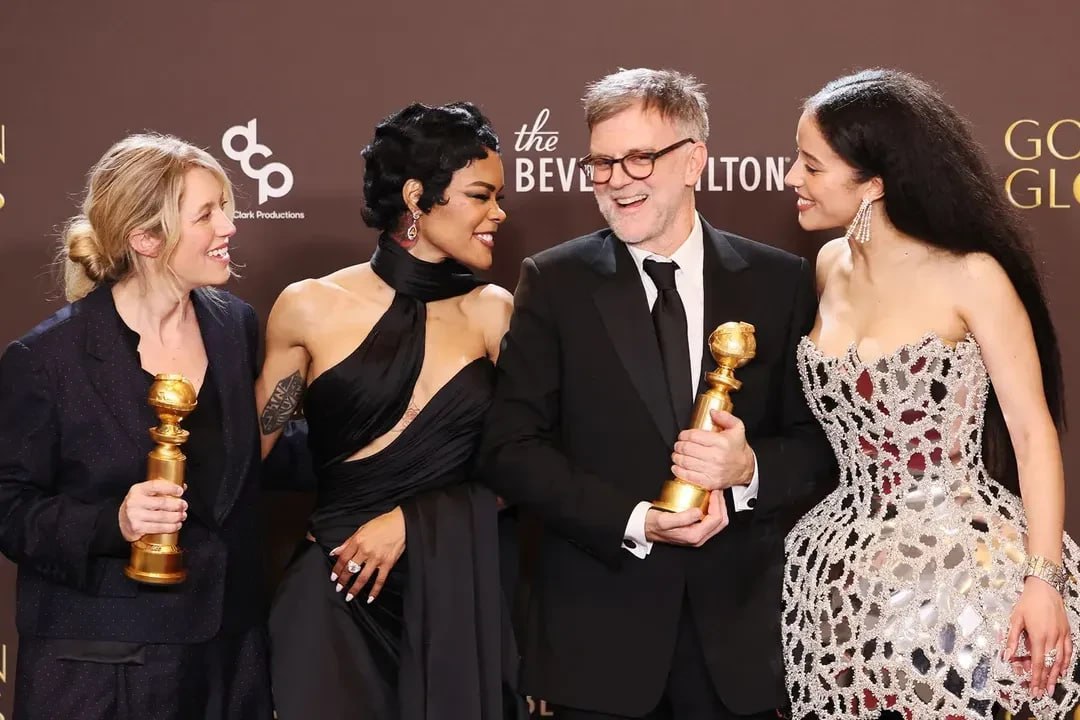 83 я церемония вручения самой престижной в киноиндустрии премии Золотой глобус состоялась 11 января в Голливуде Фильм режиссера Пола Томаса Андерсона One Battle After Another победил в категории Лучший мюзикл или комедия а Hamnet в категории Лучшая драма Пол Томас Андерсон признан лучшим режиссером Тимоти Шаламе получил награду как лучший актер в мюзикле или комедии за роль в спортивной драме Marty Supreme а Вагнер Моура как лучший актер в драме за роль в фильме The Secret Agent Награда как лучшей актрисе в мюзикле или комедии досталась Роуз Бир за фильм If I Had Legs I d Kick You а награда как лучшая актриса в драме Джесси Бакли за фильм Hamnet Стеллан Скарсгард получил награду за лучшую мужскую роль второго плана в фильме Sentimental Value а Тейана Тейлор за лучшую женскую роль в фильме One Battle After Another