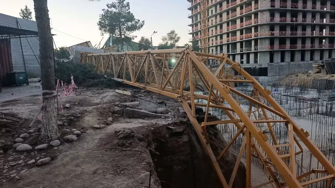 В Ташкенте при падении башенного крана погиб рабочий двое пострадали По предварительным данным несчастный случай произошёл из за ненадлежащего закрепления опор крана удерживавших его основание uznews uz ru news 103289 uznews