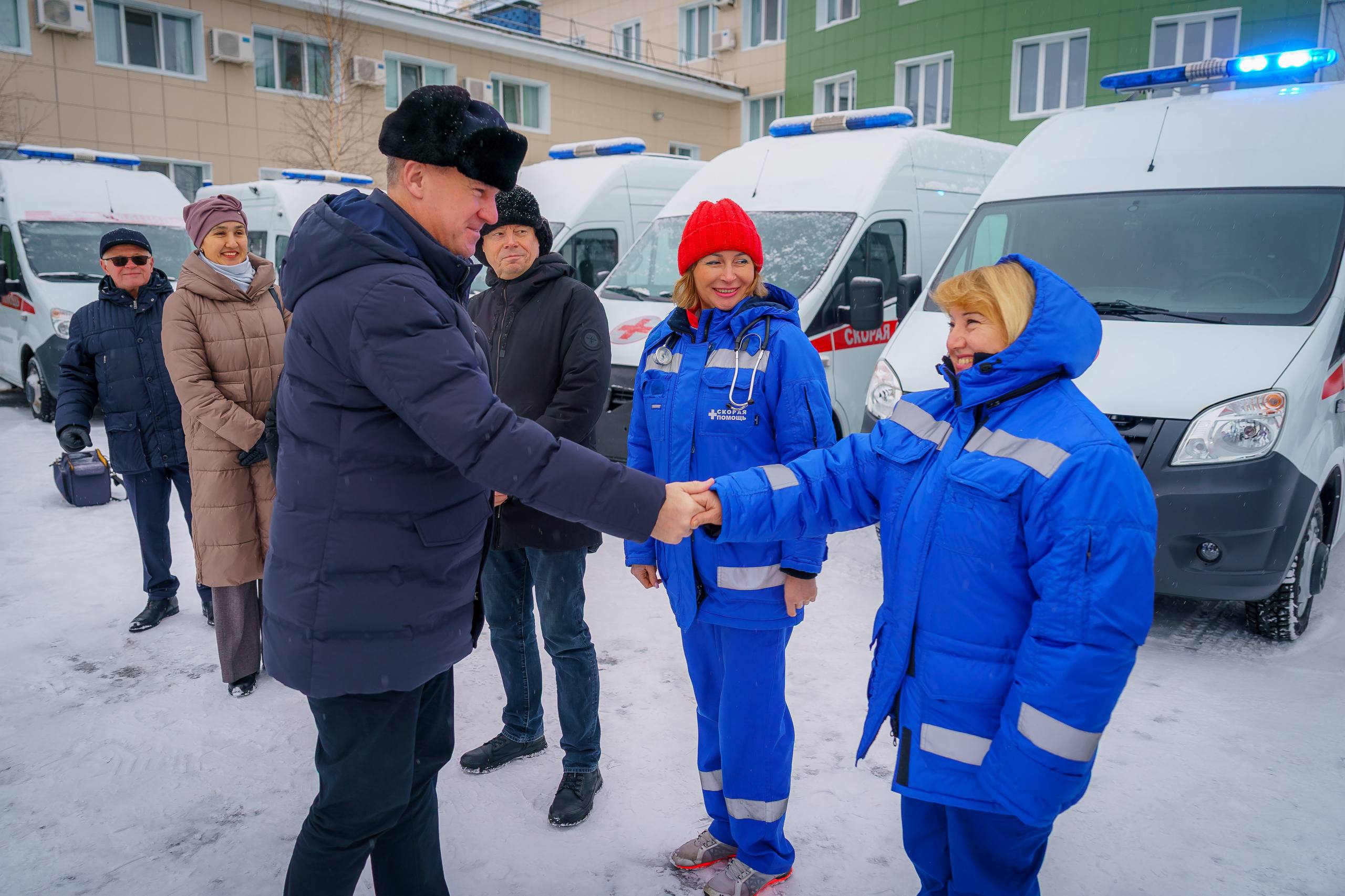 В рамках госпрограммы Современное здравоохранение продолжаем системную работу по модернизации службы скорой медицинской помощи В 2025 году перед нами стояла серьезная задача полностью обновить автопарк скорой помощи заменив 79 автомобилей с 100 износом 19 машин переданы в 15 медицинских организаций в марте Еще 60 поступили в ноябре декабре 17 машин уже приступили к работе в Сургутской городской клинической станции скорой медицинской помощи 2 автомобиля в Няганской городской станции скорой медицинской помощи Сегодня оставшийся 41 автомобиль был передан главным врачам медицинских организаций округа машины уже отправились с Ханты Мансийской городской клинической станции скорой медицинской помощи Что особенно важно все новые автомобили полностью соответствуют современным стандартам оказания экстренной и неотложной помощи адаптированы для работы в суровых северных условиях kuharuk ruslan