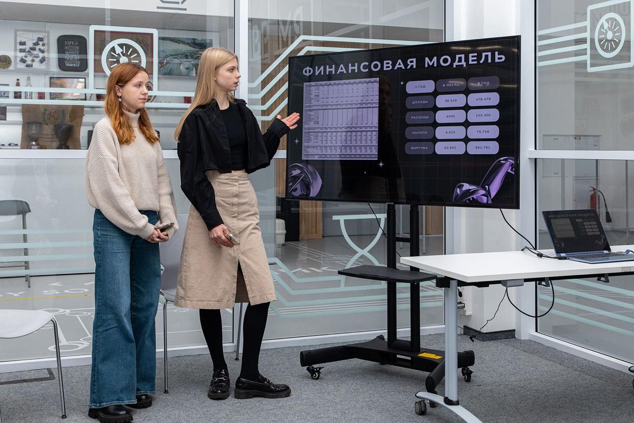 Победители и призеры столичного конкурса «Интеллектуальный мегаполис. Потенциал» получат до 10 дополнительных баллов при поступлении в московские вузы. Правила их начисления образовательные учреждения устанавливают самостоятельно. В ходе соревнований школьники проверяли знания по инженерному, медицинскому, предпринимательскому и другим направлениям подготовки. Сначала участники выполняли междисциплинарные задания, а затем демонстрировали навыки, полученные в предпрофессиональных классах.