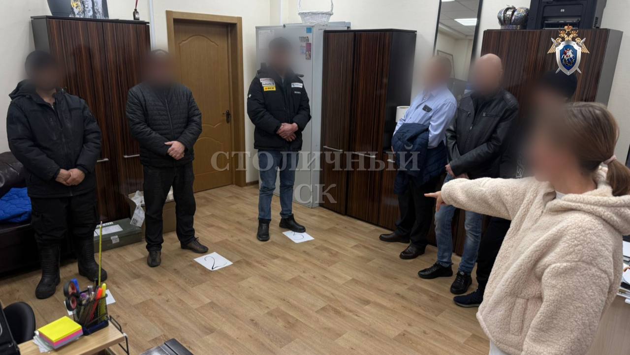 В Москве арестовали приезжего который обвиняется в нескольких преступлениях в отношении девушек По версии следствия он напал на незнакомую девушку в районе Коммунарка и попытался изнасиловать Жертва смогла позвать на помощь после чего преступник сбежал Позже оказалось что он совершил аналогичное преступление и с другой девушкой в Новой Москве Злоумышленника задержали и потерпевшие опознали его Подписаться Прислать новость