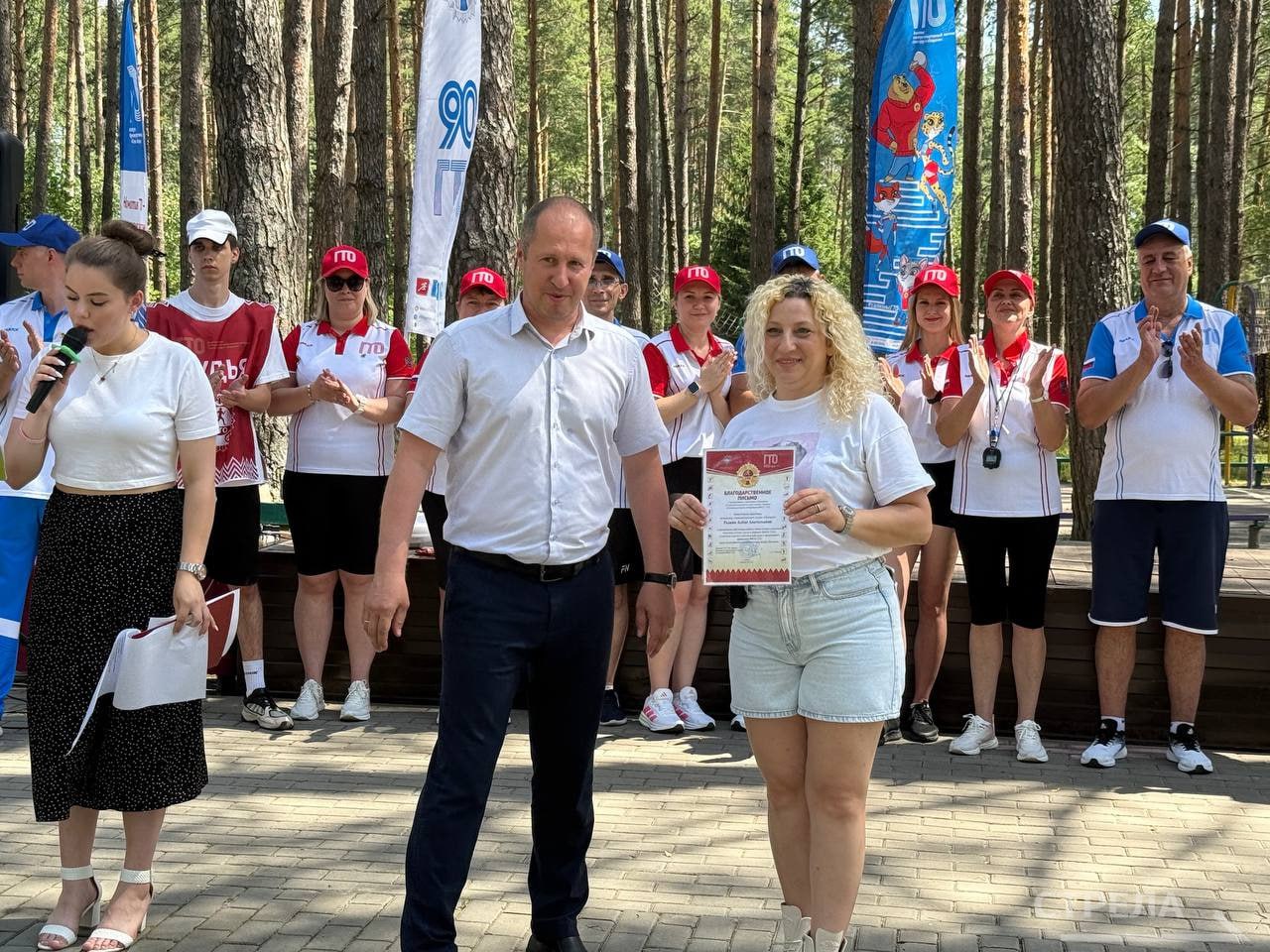 Сегодня, 10 июля, в брянском лагере «Искорка» подвели итоги фестиваля Всероссийского физкультурно-спортивного комплекса «Готов к труду и обороне» среди отдыхающих лагеря. Дети в возрасте от 7 до 15 лет выполняли нормативы. Пока судьи подсчитывали результаты в командном соревновании, юным спортсменам предложили отгадать загадки и вспомнить пословицы и поговорки на тему спорта. Подробнее - 6+ Фото: РИА «Стрела»